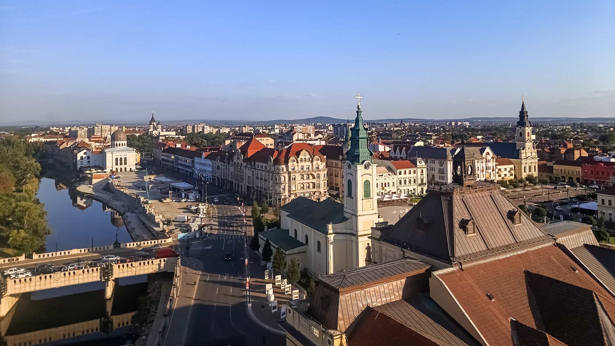Blick über die Stadt Oradea mit zwei Kirchen und Fluss
