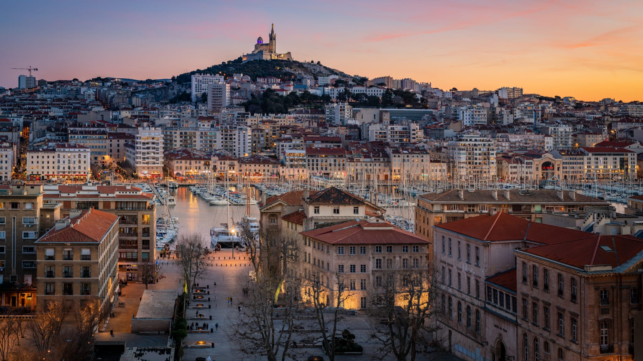 Stadtbild von Marseille beim Sonnenuntergang © Monsieur Franck / 500px via Getty Images