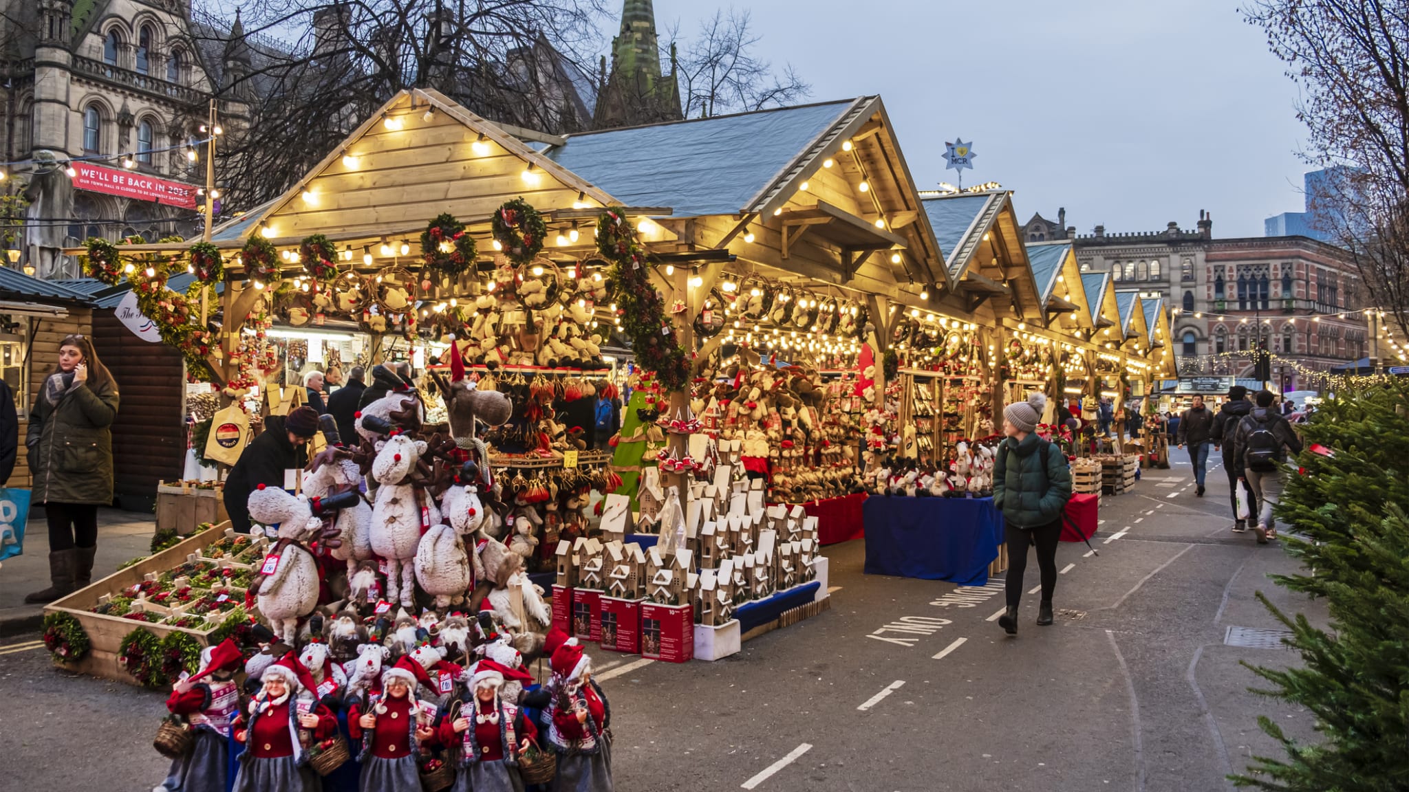 Stände auf Weihnachtsmarkt © Orietta Gaspari/iStock Unreleased via Getty Images