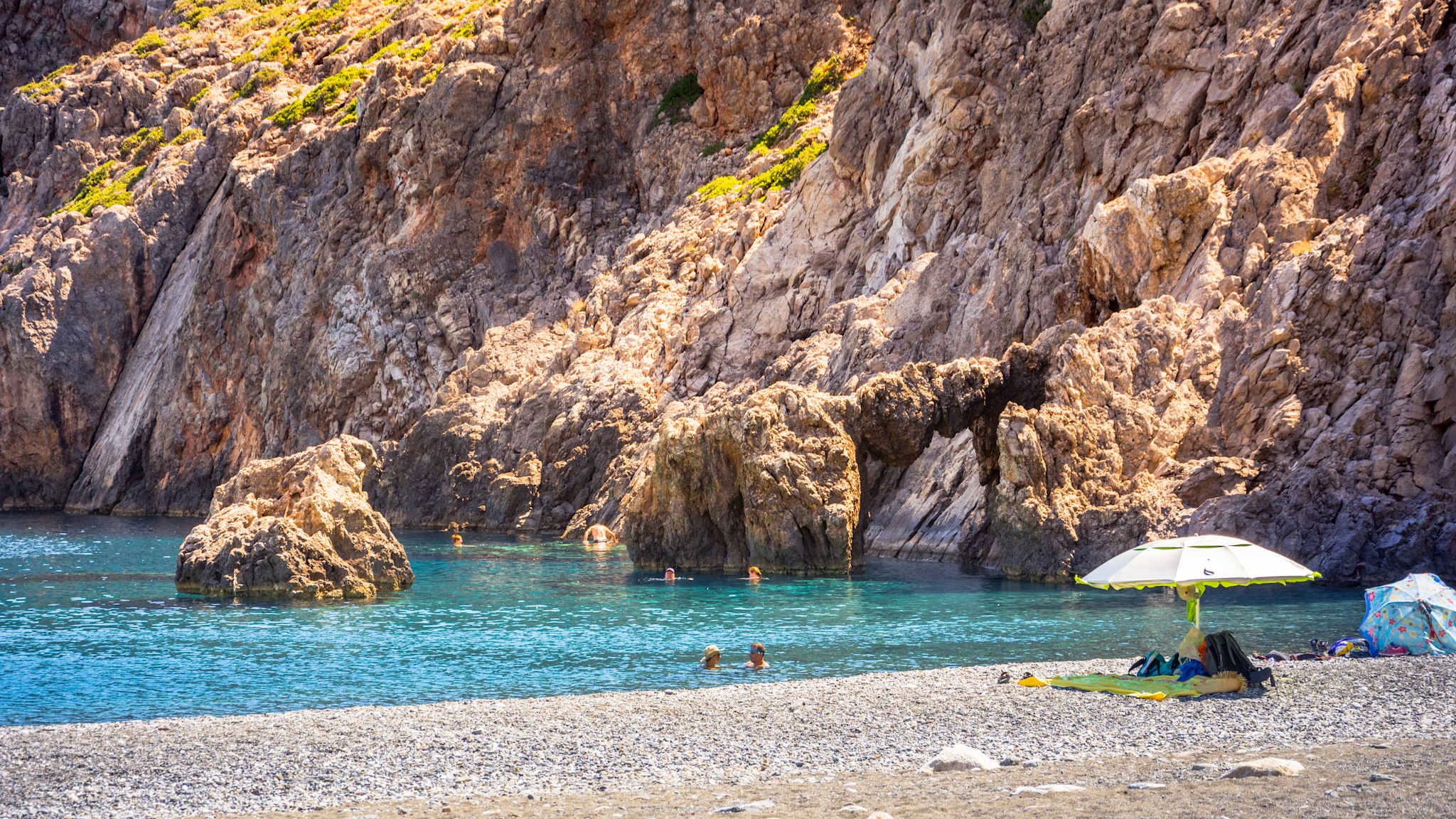 Kieselstrand in einer steinigen Bucht
