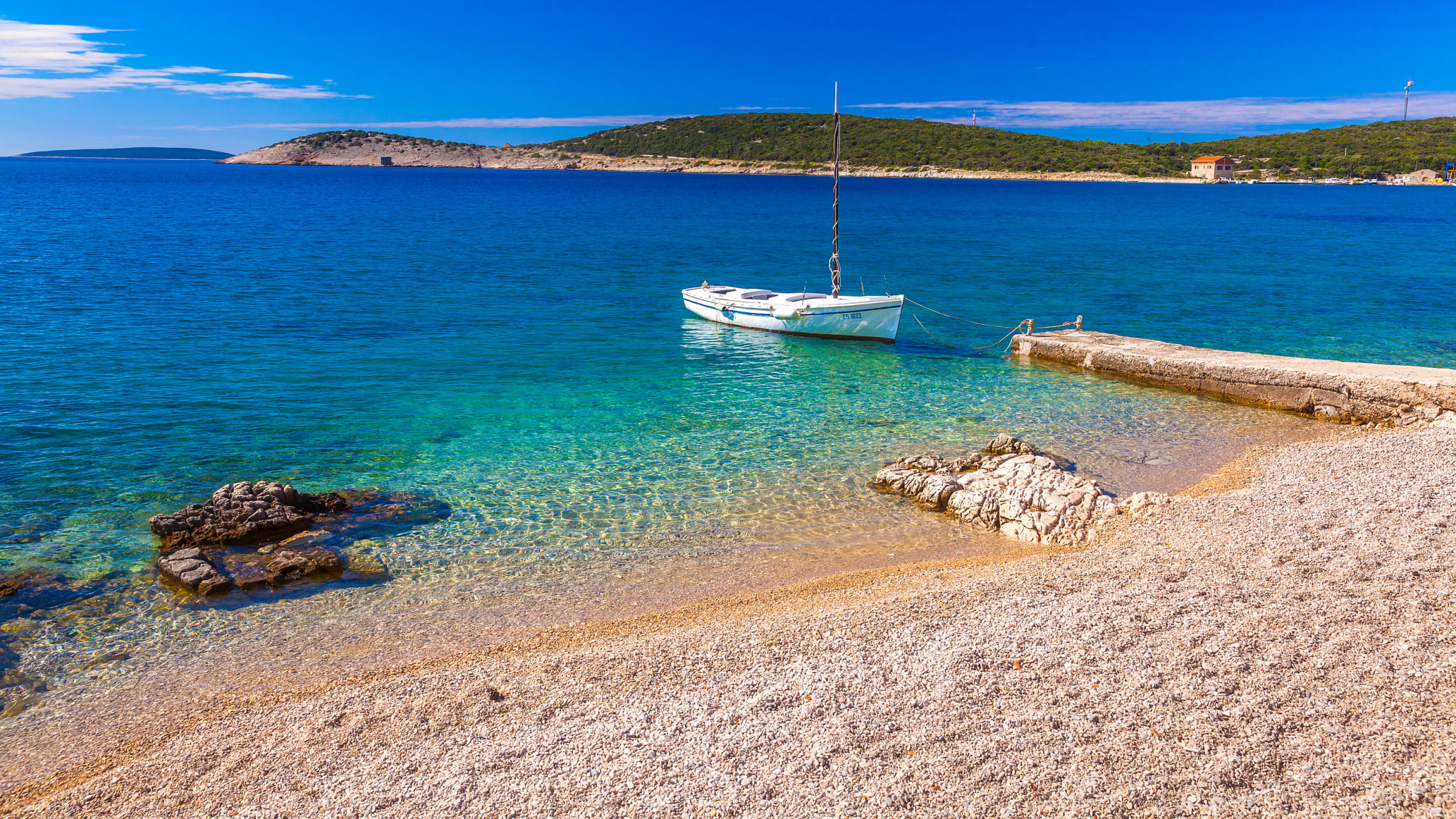 Schöner Strand im Ort Martinscica, Insel Cres, Kvarner Bucht, Kroatien ©Olimpio Fantuz/HUBER IMAGES