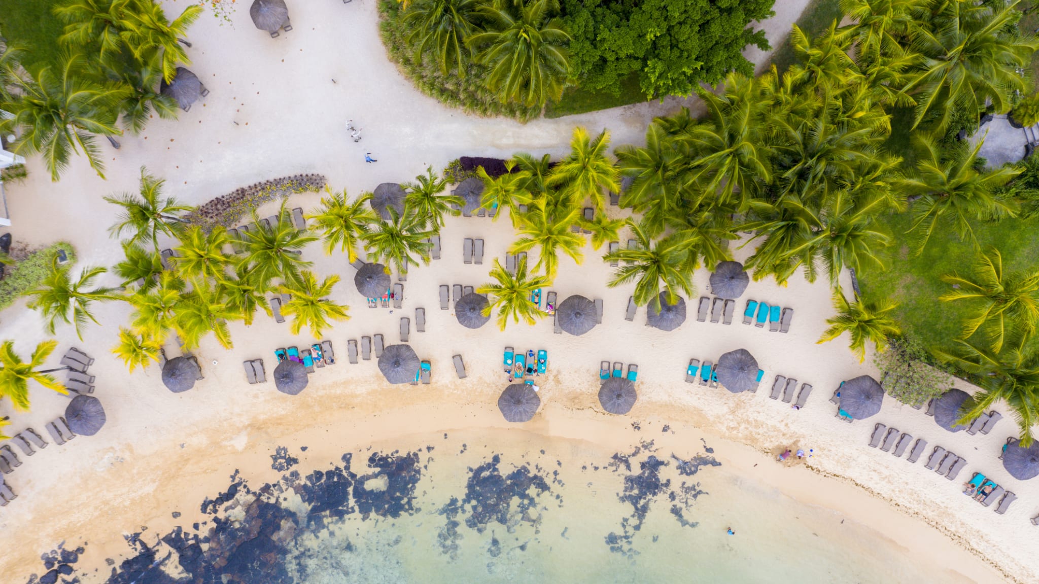 Strand auf Mauritius ©Roberto Moiola / Sysaworld/Moment via Getty Images