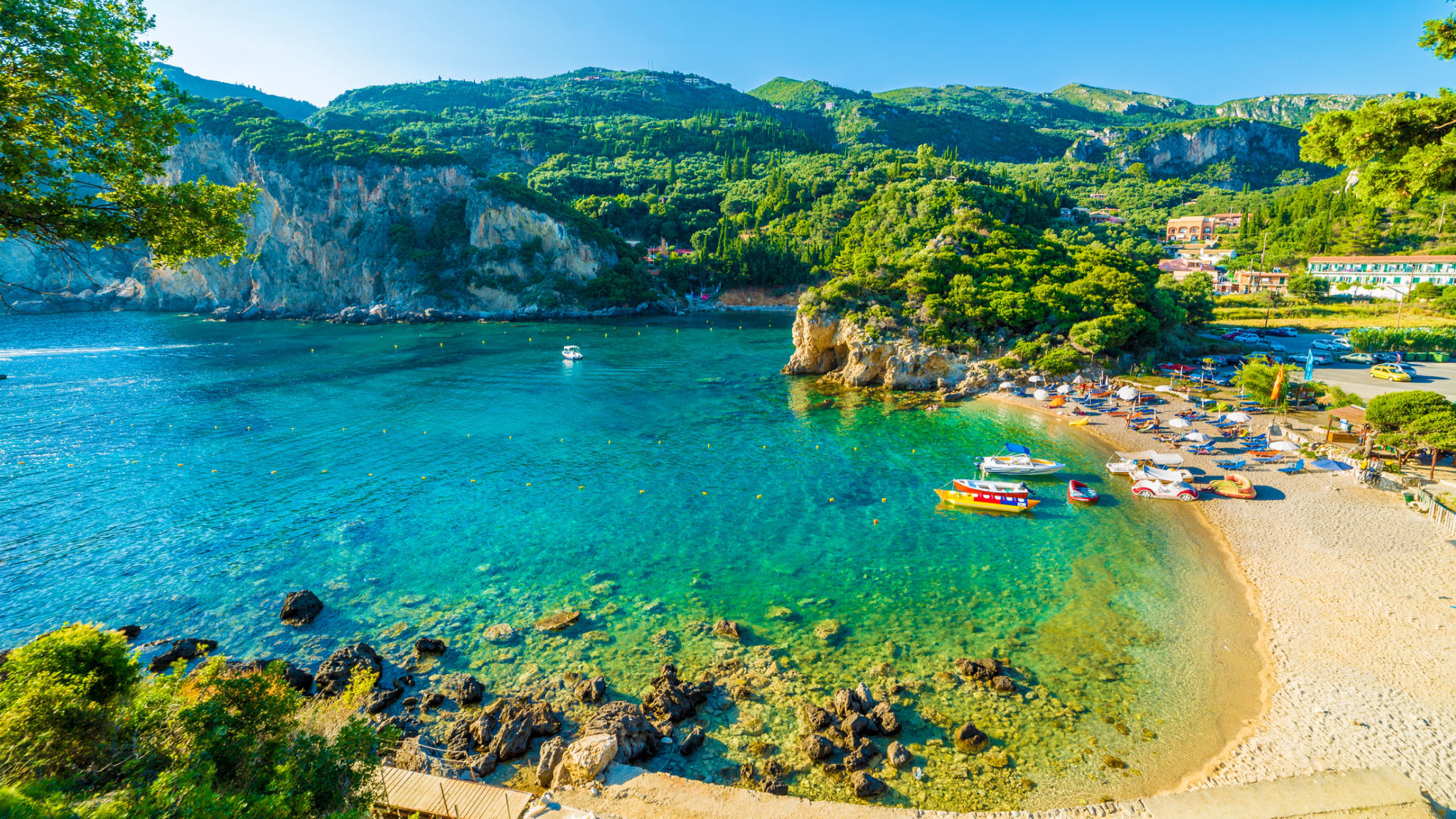 Strand und Boot in schöner Bucht in Paleokastritsa, Korfu © iStock.com/Balate Dorin
