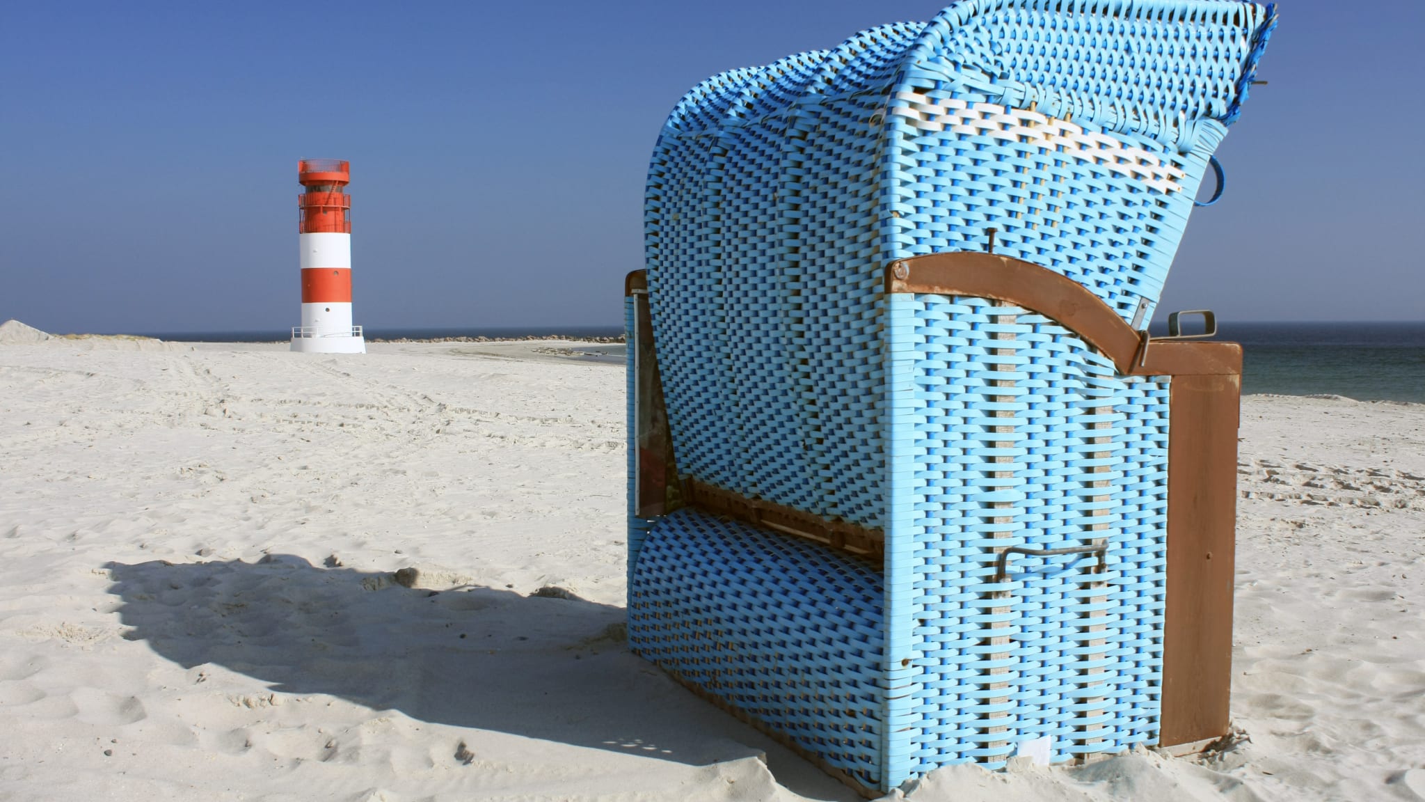 Strandkorb und Leuchtturm, Helgoland © Johannes Nieder - stock.adobe.com
