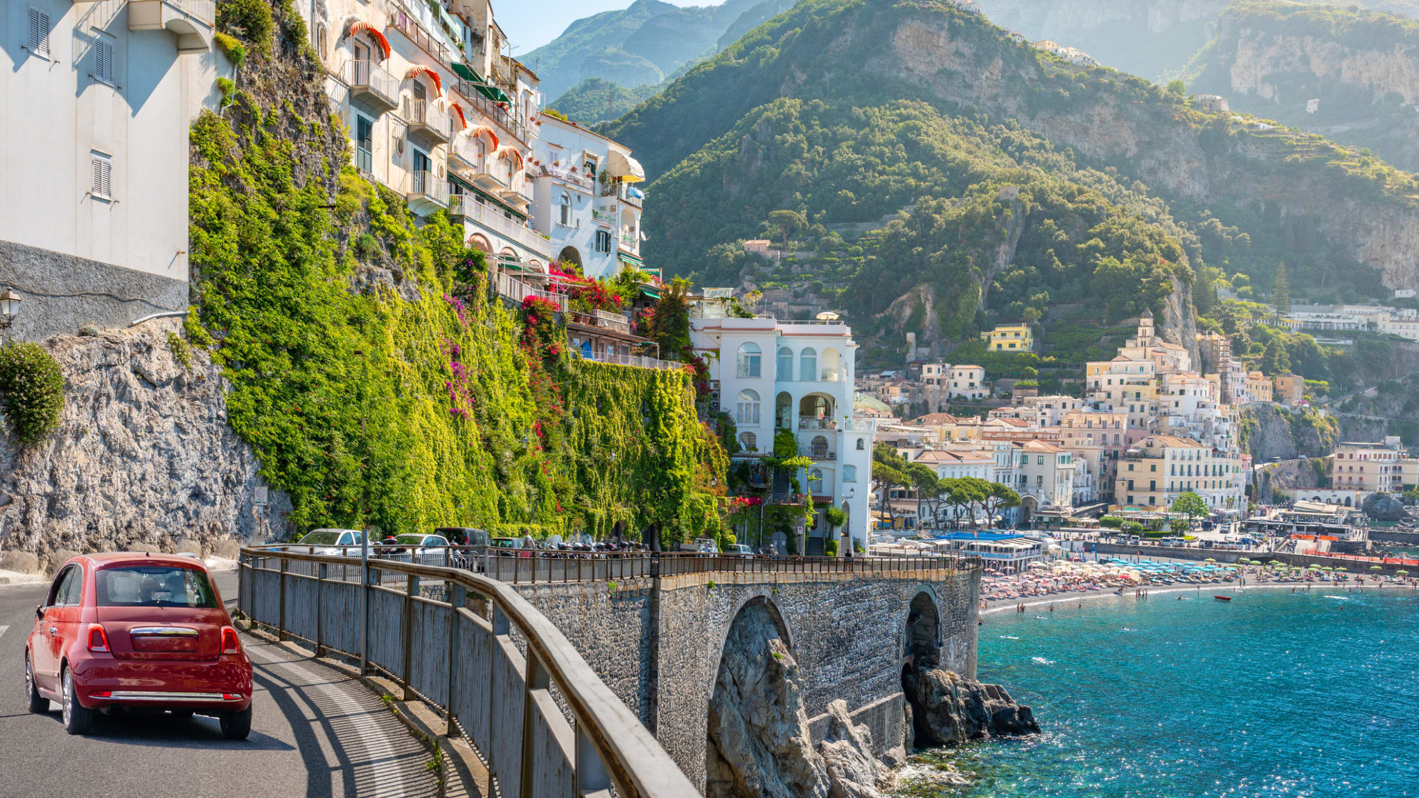 Strasse bei Neapel, Italien © Francesco Riccardo Iacomino/Moment via Getty Images