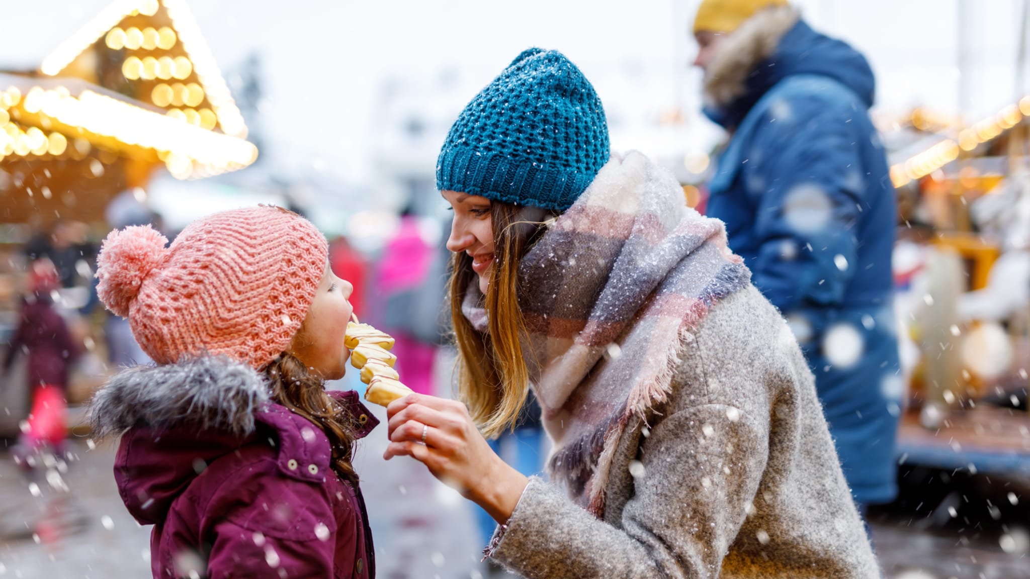 Süße Leckereien auf deutschem Weihnachtsmarkt ©iStock.com/romrodinka