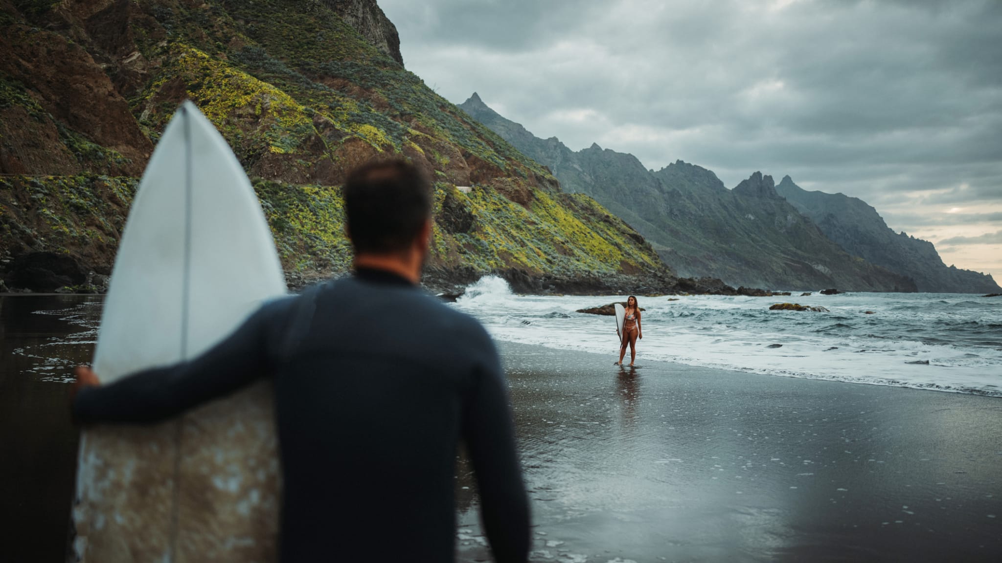 Surferfreunde am Strand von Taganana auf Teneriffa, Kanarische Inseln ©iStock.com/piola666