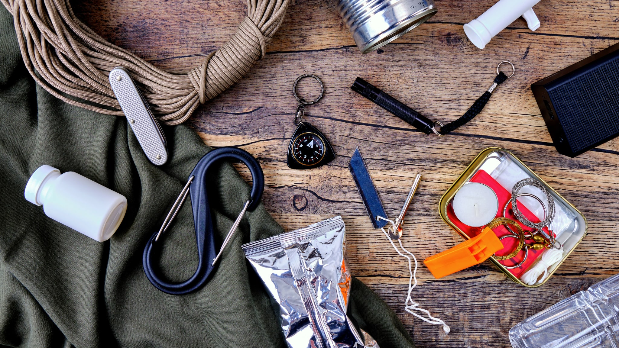 survival kit, Für das Survivaltraining braucht man die richtige Ausrüstung © stock.adobe.com - KenamiRyoko