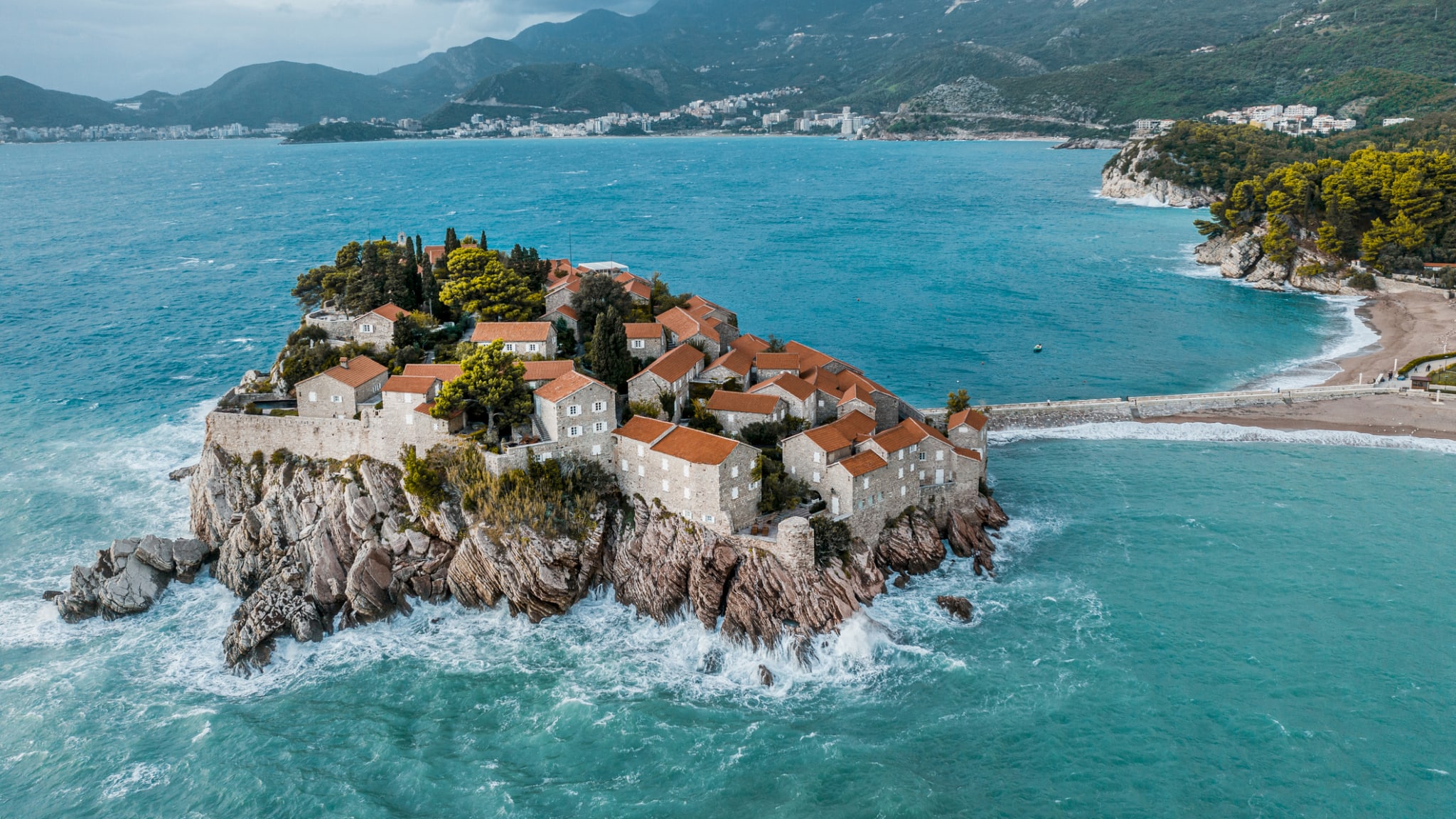 Sveti Stefan von oben im smaragdgrünen Wasser der Adria ©iStock.com/EXTREME-PHOTOGRAPHER
