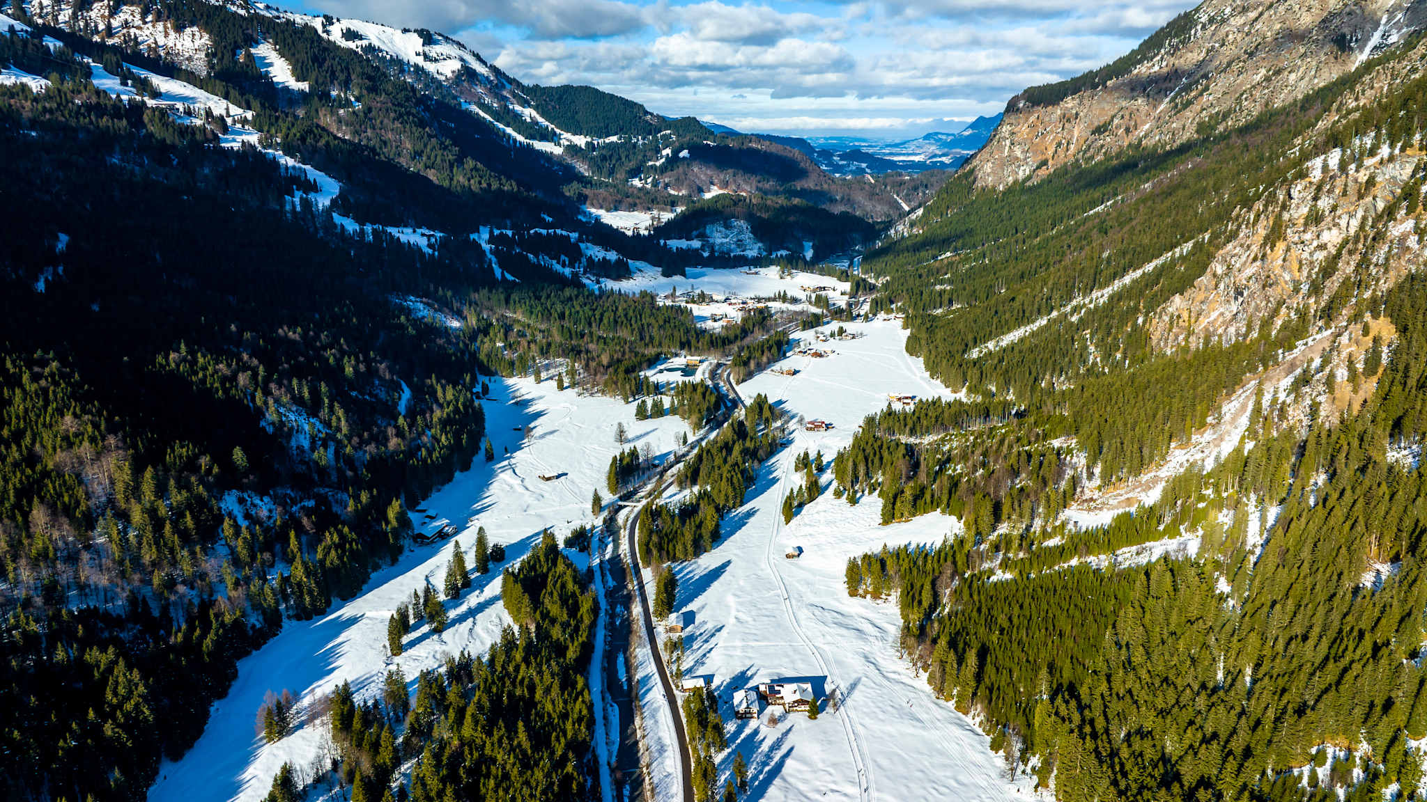 Blick aufs Tal bei Birgsau von oben, mit Schnee