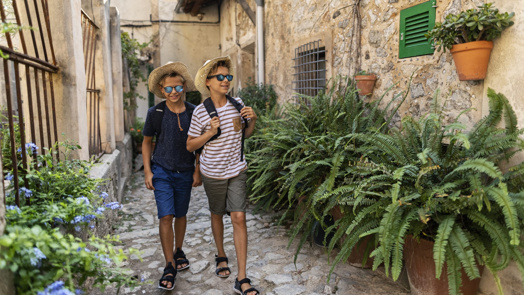 Teenager spazieren durch die engen Gassen der Stadt Valldemosa © iStock.com/Imgorthand