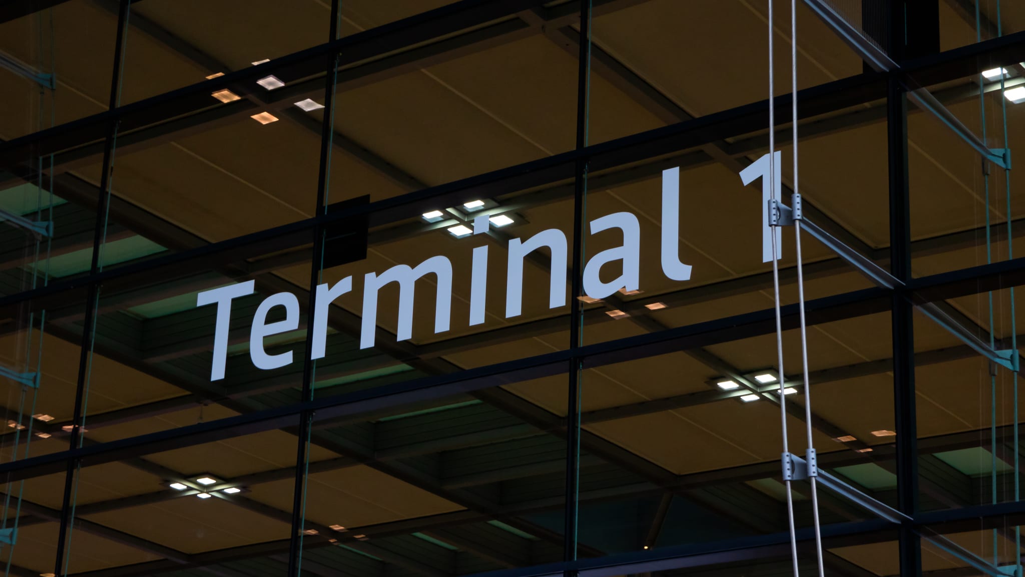 Terminal 1 Schild, Flughafen Berlin, Deutschland © stock.adobe.com - Mummert-und-Ibold