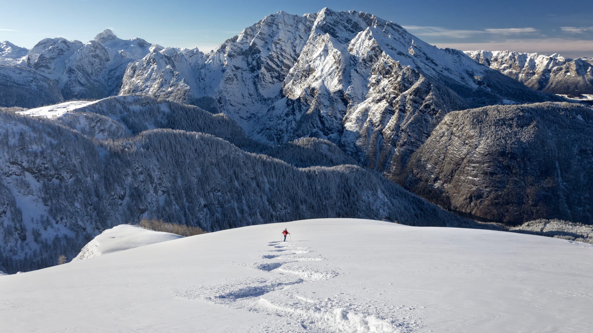 Tiefschneefahren am Watzmann im Nationalpark Berchtesgaden ©iStock.com/DieterMeyrl
