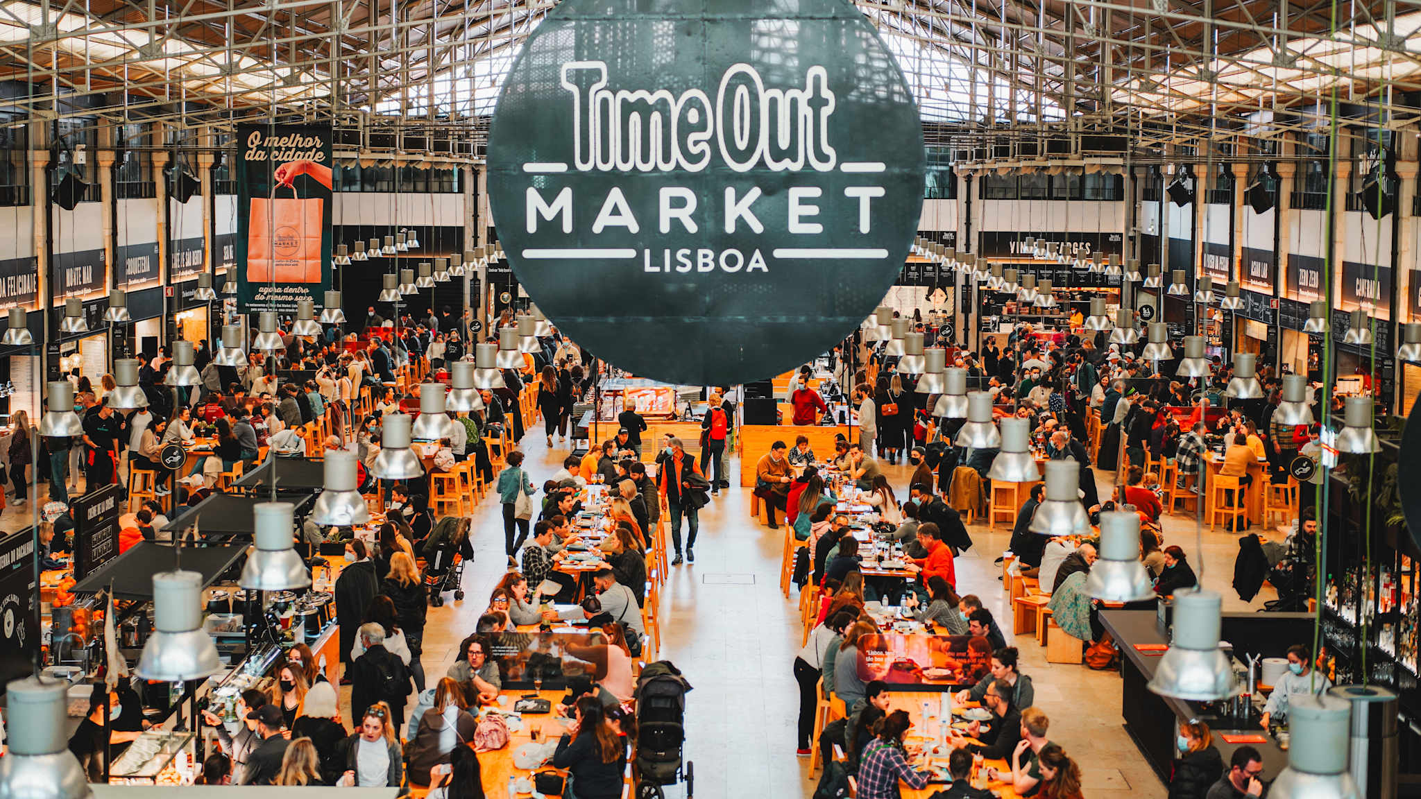 Blick von oben auf eine geschäftige Markthalle