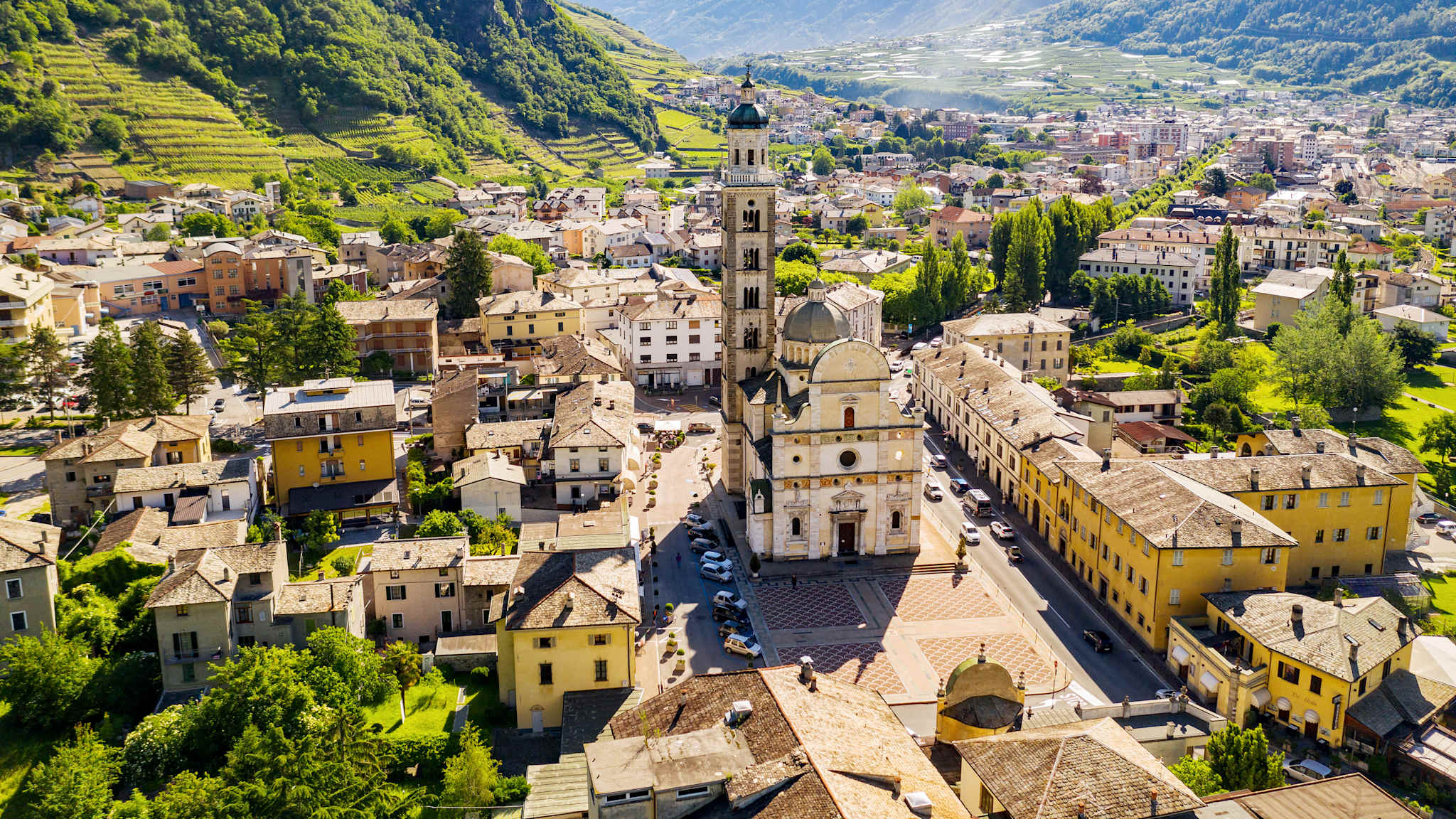 Eine italienische Stadt liegt in einem Tal.