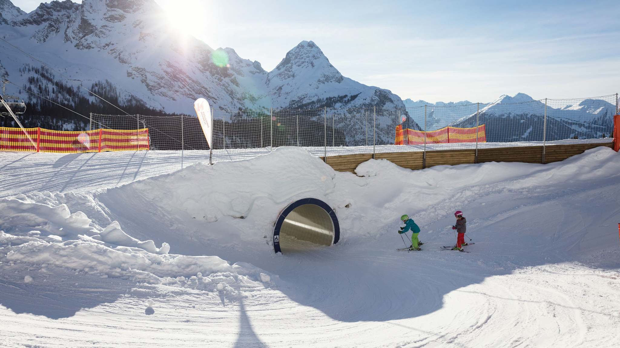 Kinder im Family Park der Ehrwalder Alm, Tiroler Zugspitz Arena, Tirol, Österreich