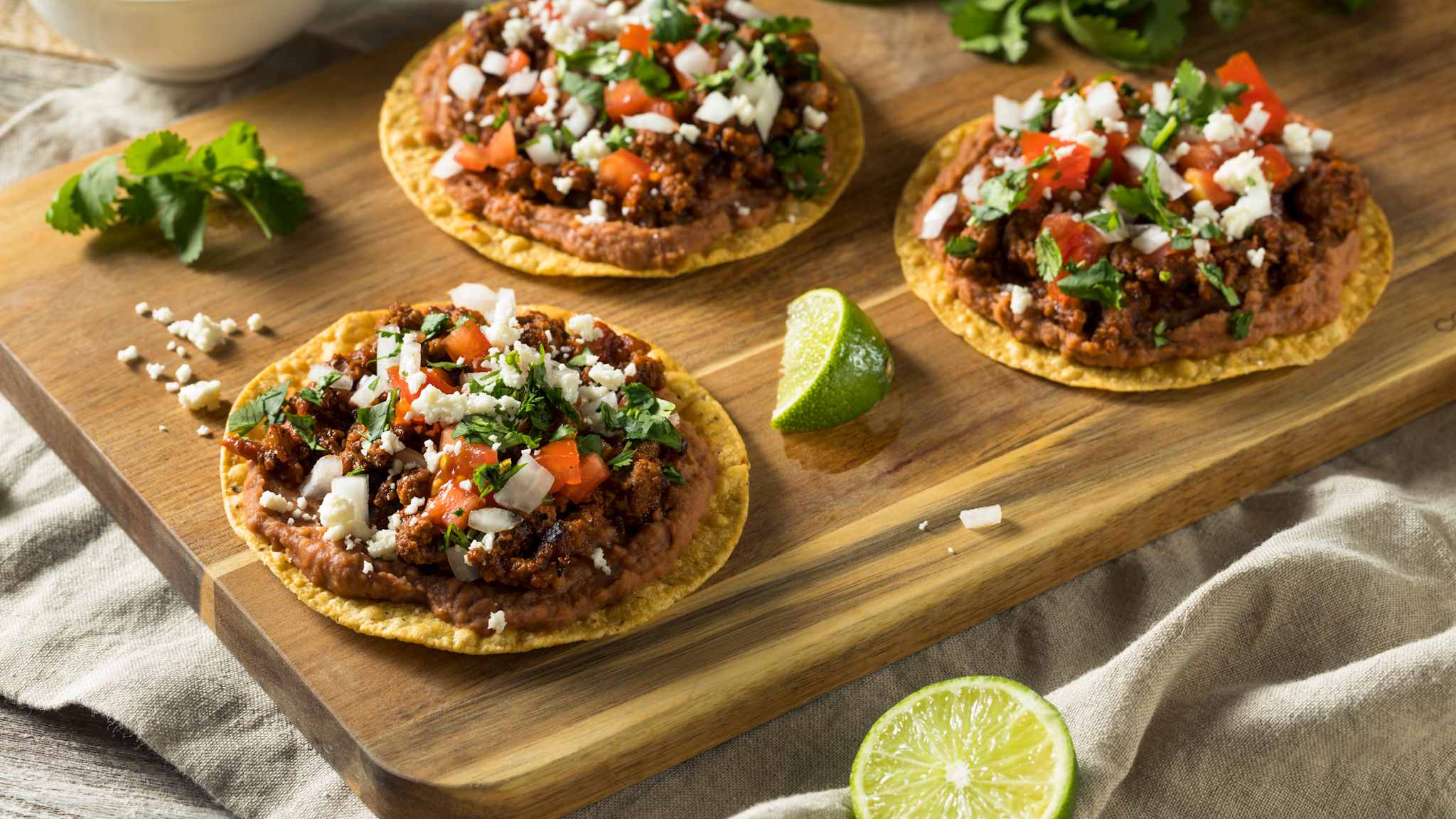 Holzplatte mit drei Tostadas