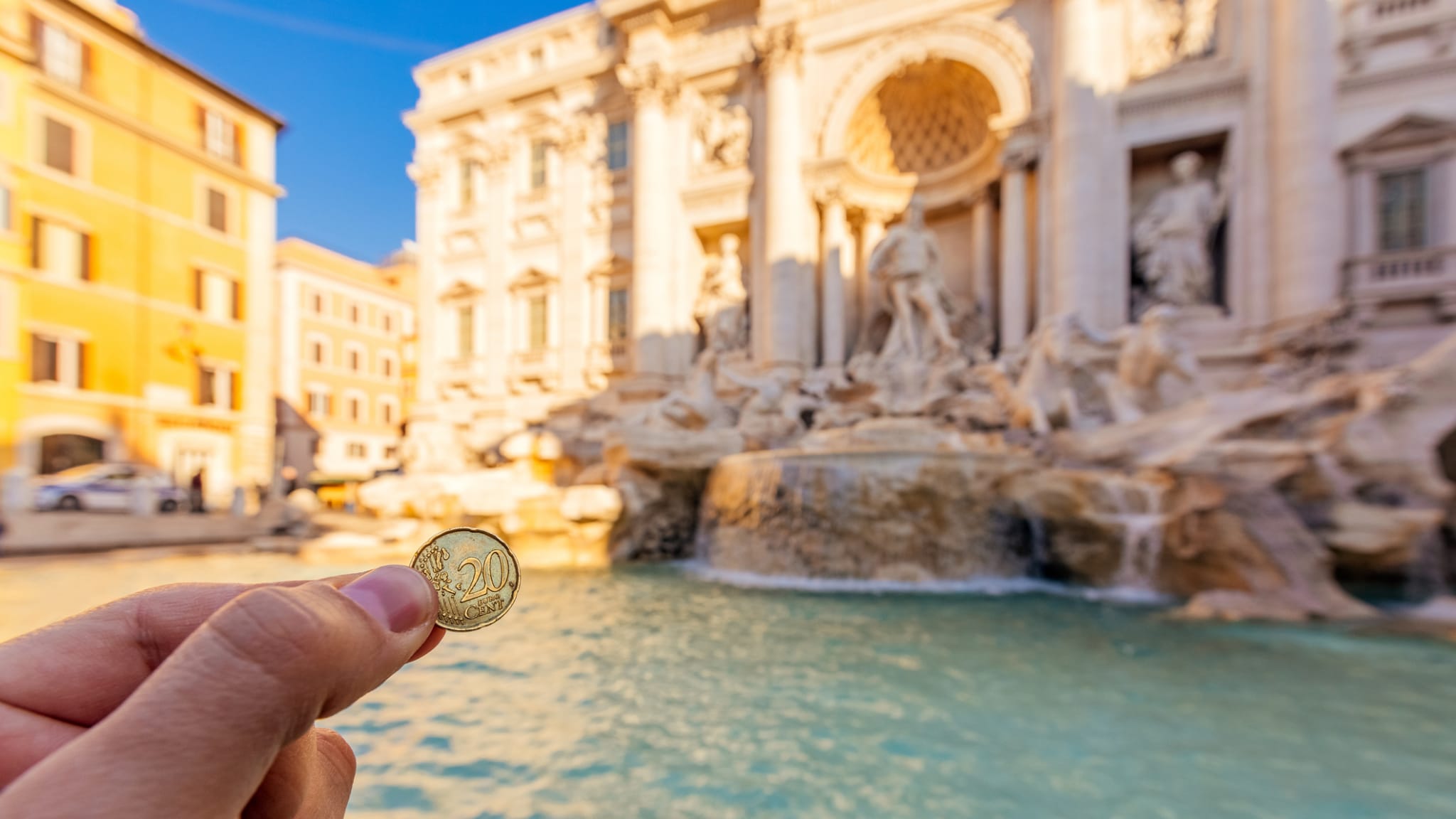 TouristIn wirft eine Münze in den Trevi-Brunnen, Rom ©Alexander Spatari/Moment via Getty Images