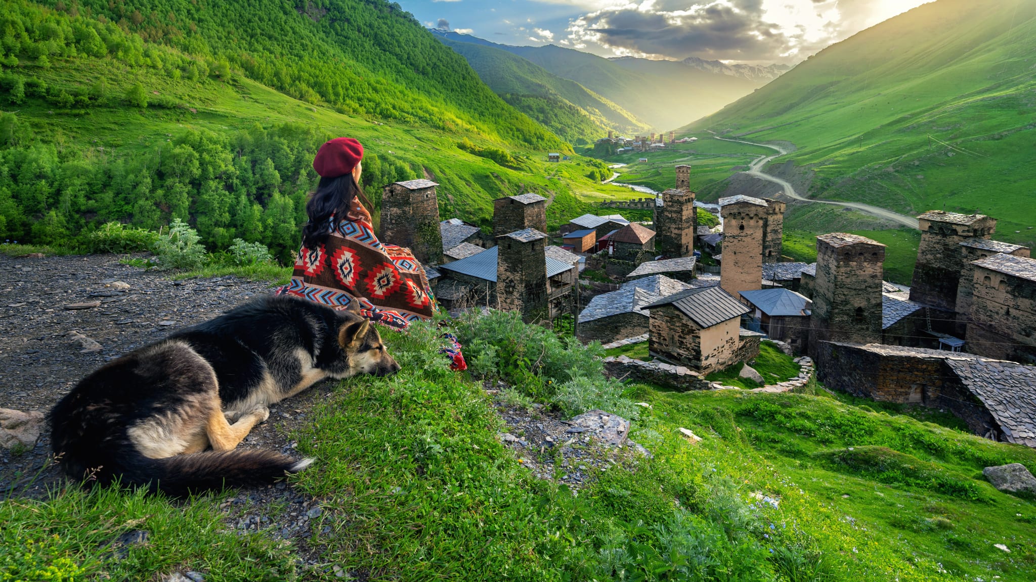 Toursiten am Dorf Ushguli Georgien©tawatchaiprakobkit/
iStock / Getty Images Plus via Getty Images