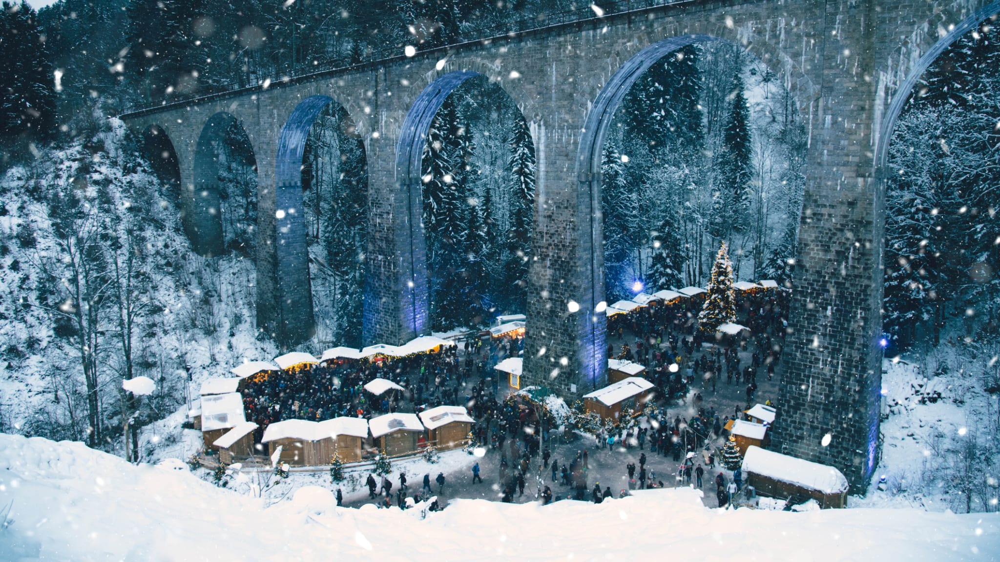 Traditioneller Weihnachtsmarkt in der Ravenna-Schlucht, Deutschland ©iStock.com/Olga Niekrasova