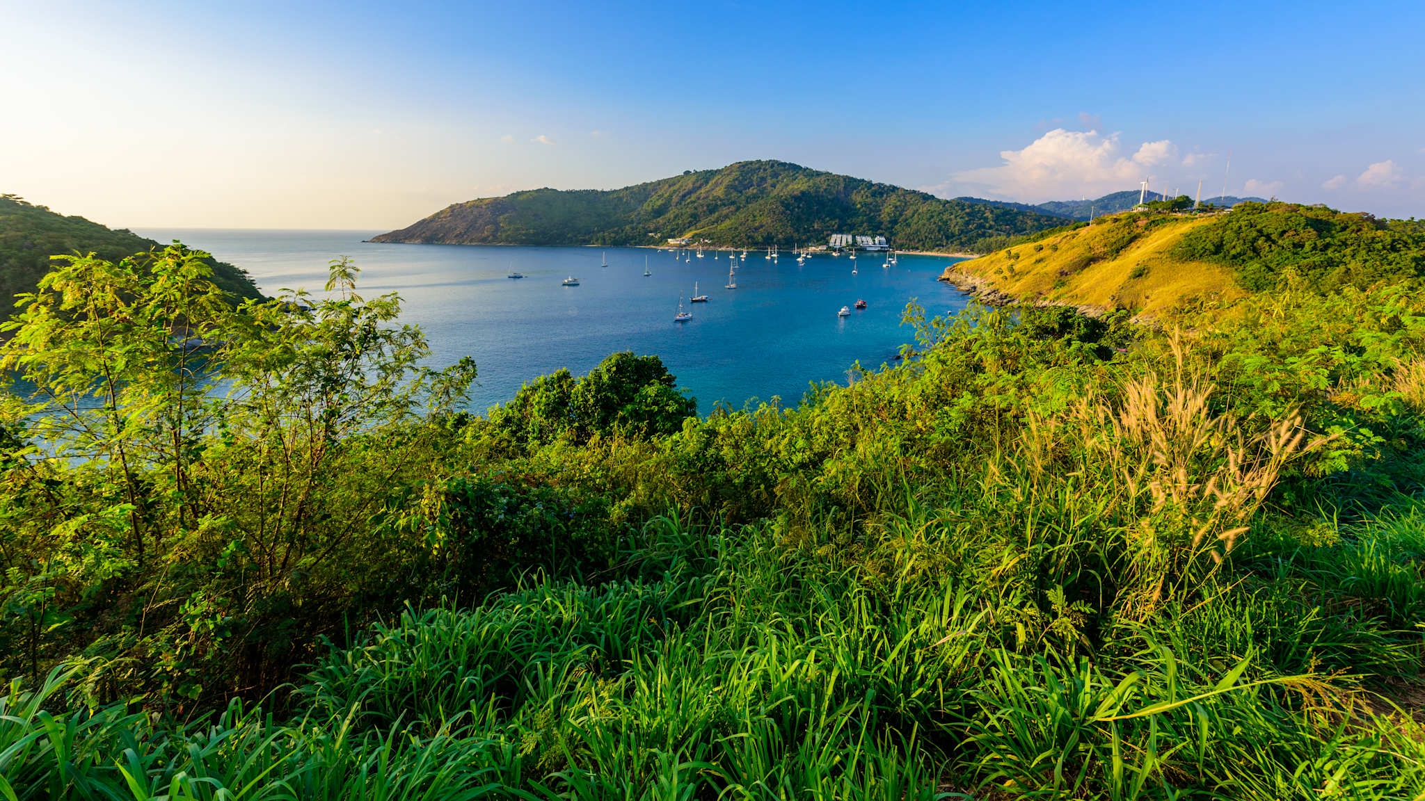 Tropische Bucht am Naiharn und Ao Sane Beach©Simon Dannhauer/iStock / Getty Images Plus