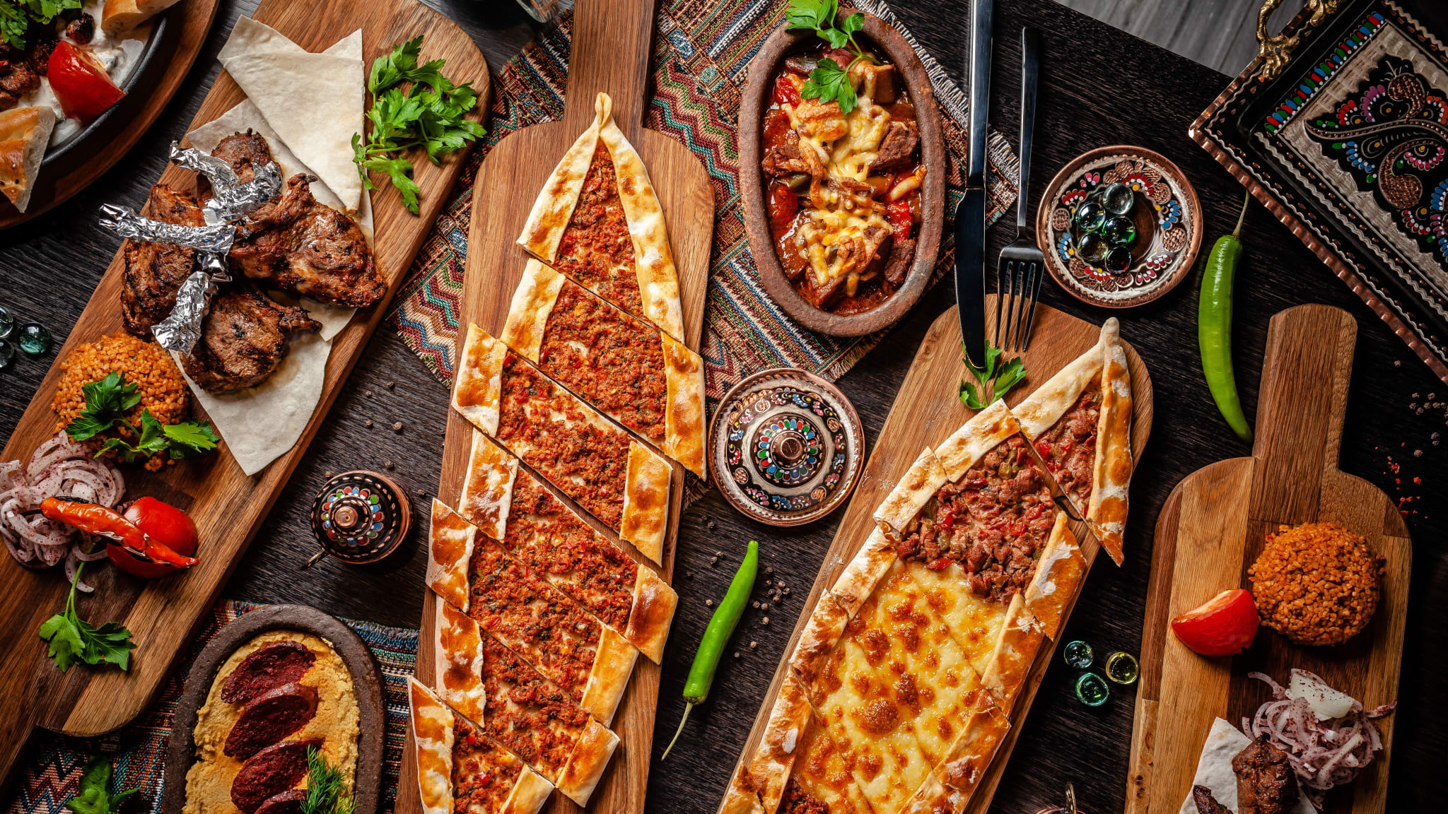 Türkisches Gericht mit Pide, Sucuk, Hummus © zukamilov - stock.adobe.com