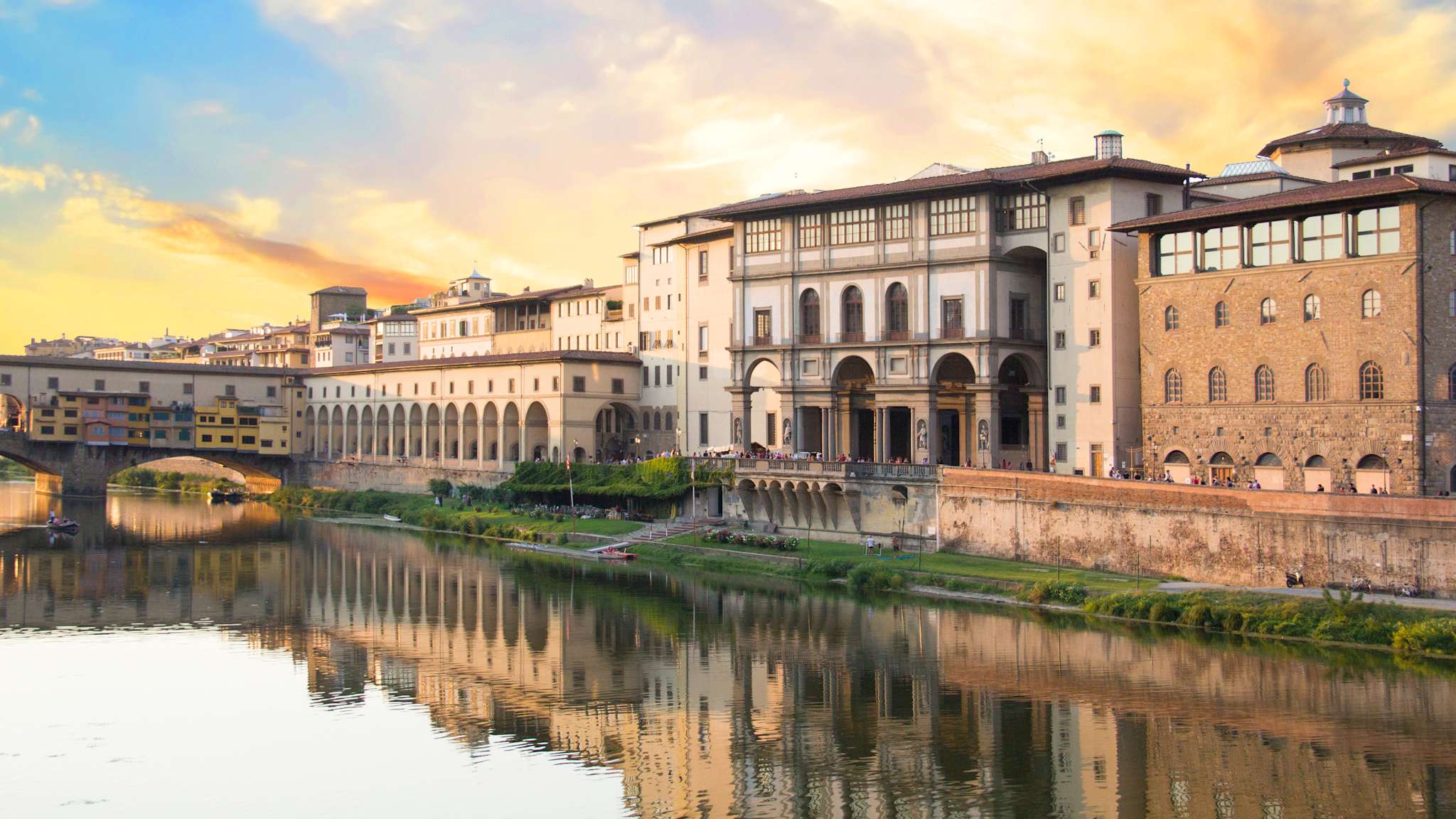 Blick vom Fluss Arno in Florenz auf die Uffizien am Ufer.