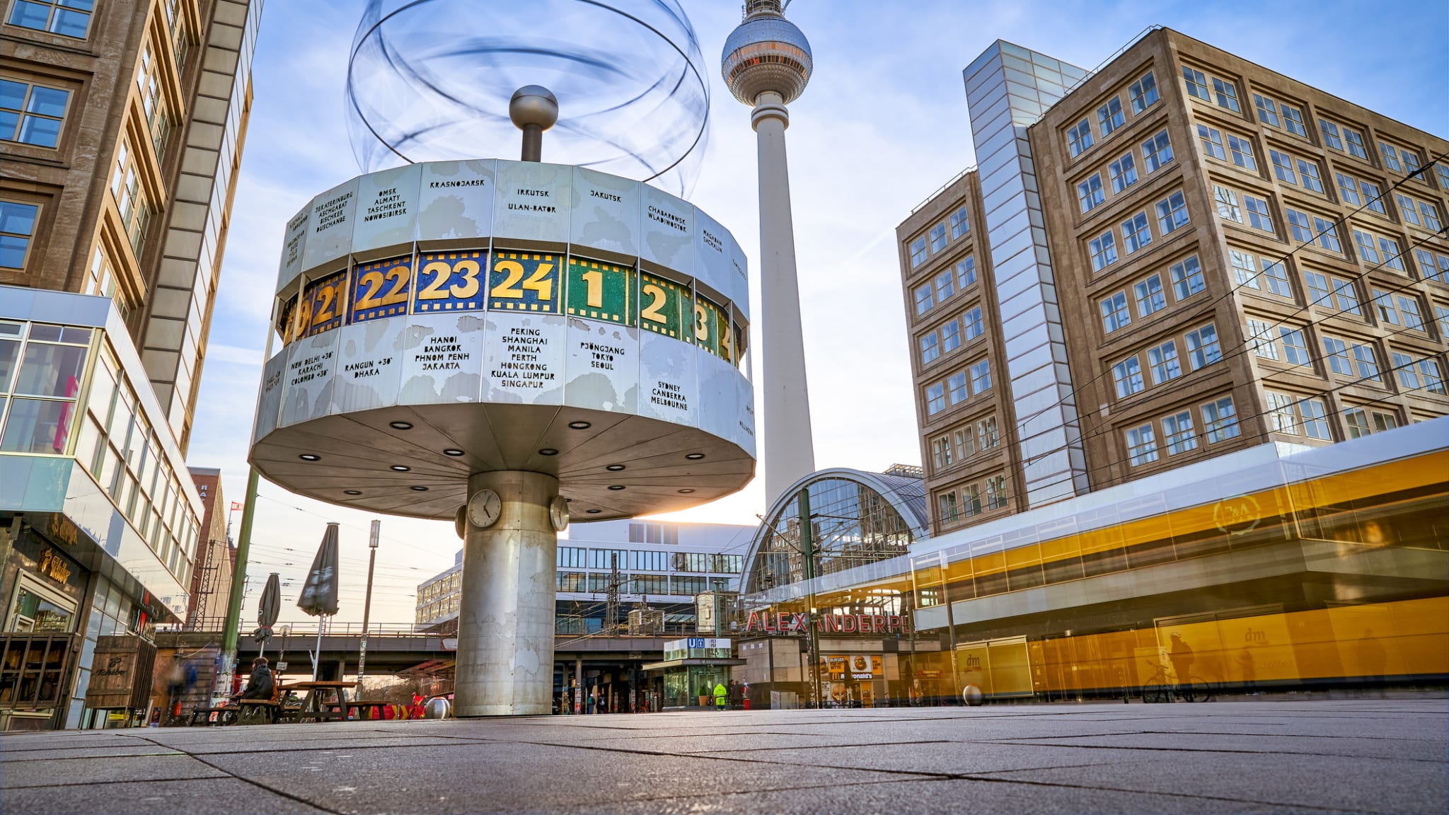 Urania Weltzeituhr in Berlin ©PeterJesche/iStock Editorial / Getty Images Plus via Getty Images