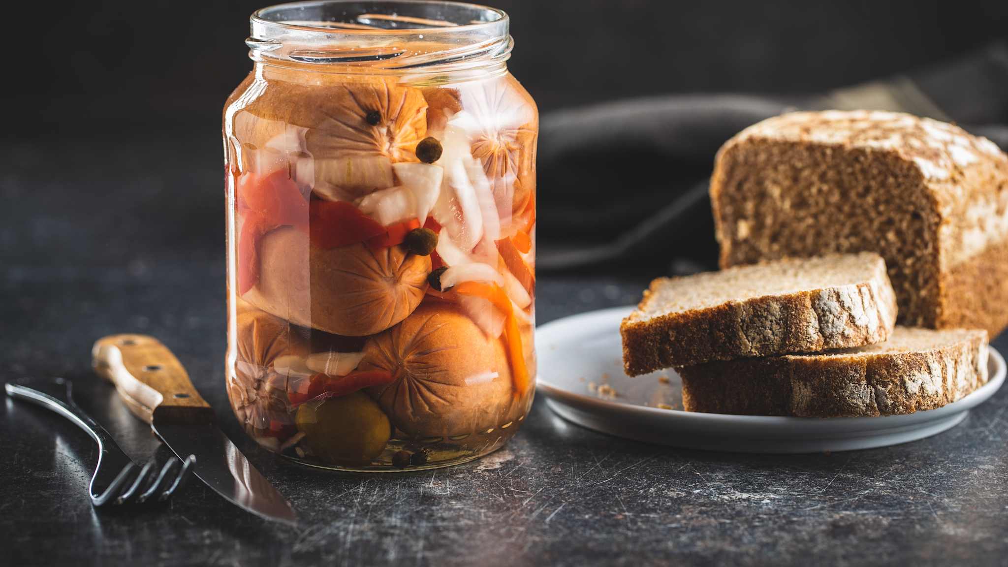 Tschechischer Snack zum Bier: Eingelegte Würste, Zwiebeln und Paprika mit Brot.