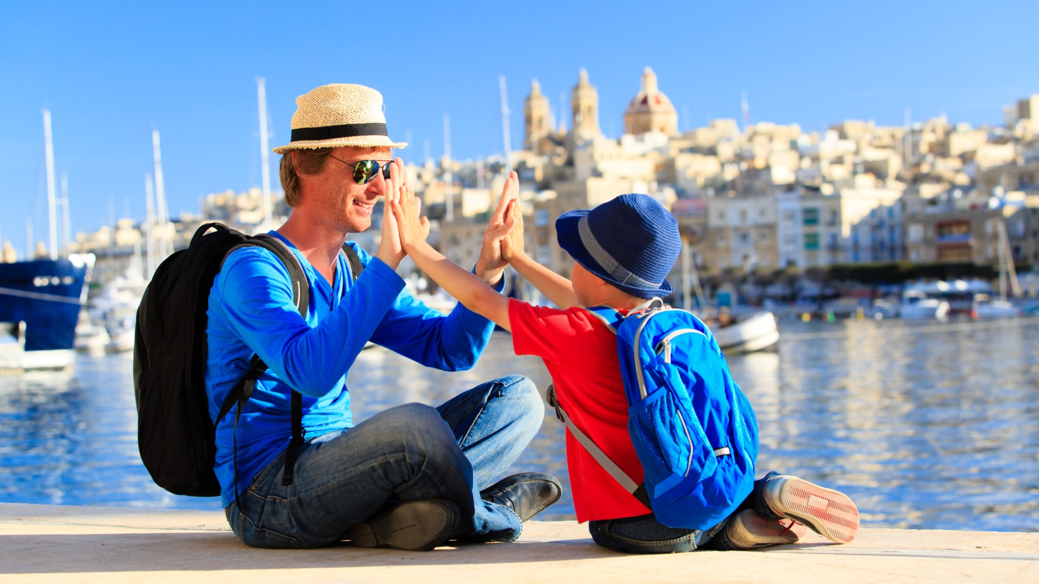 Vater und Sohn am Hafen, Malta © iStock.com/Nadezhda1906