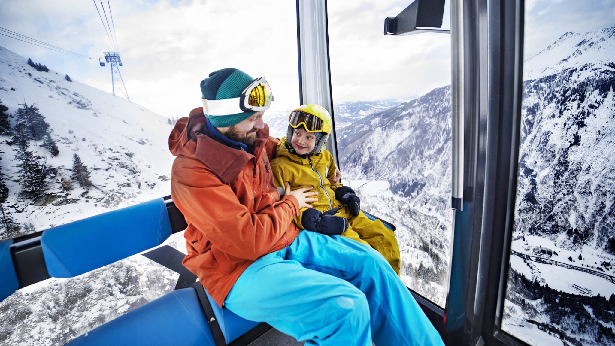 Vater und Sohn im Skilift im Winterurlaub ©iStock.com/JulPo