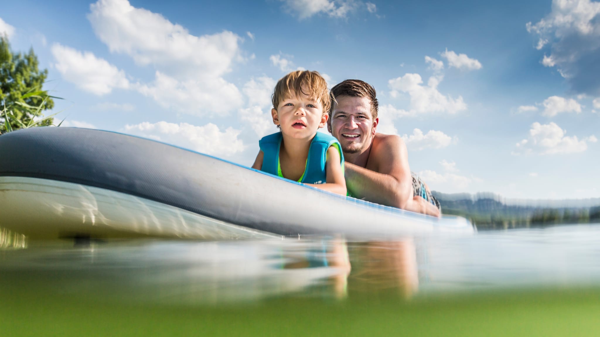 Auf dem Surfboard lässt sich der See gut erkunden © mmphoto - stock.adobe.com