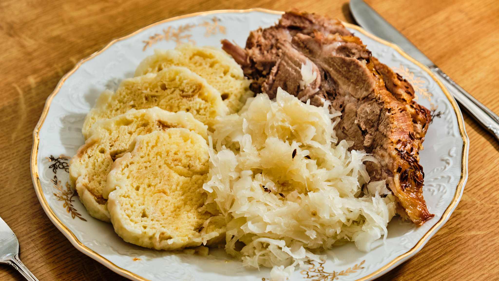 Tschechisches Gericht mit Schweinebraten, Sauerkraut und Semmelknödel.