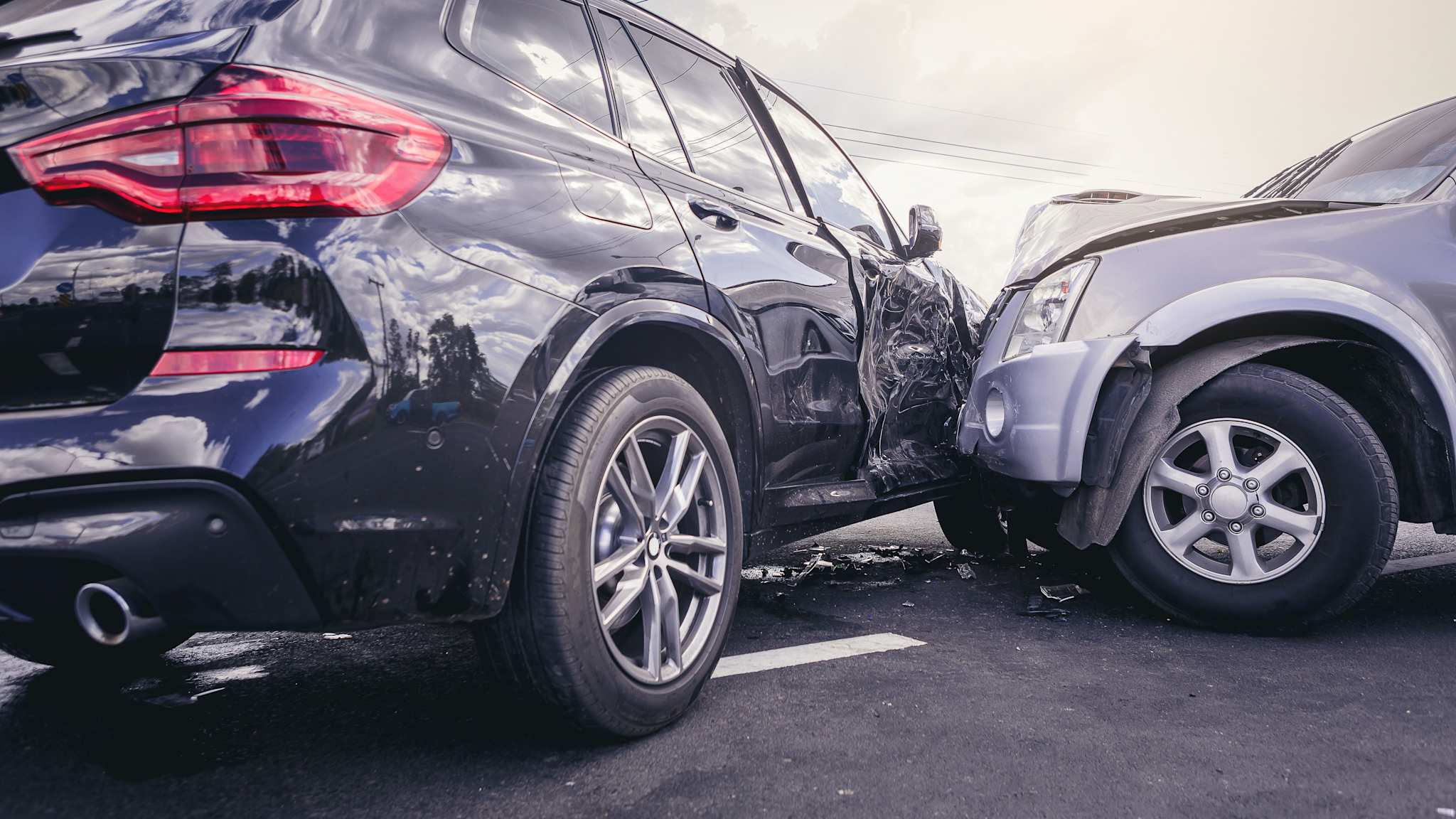 Zwei Autos sind kollidiert und es gibt einen sichtbaren Blechschaden.