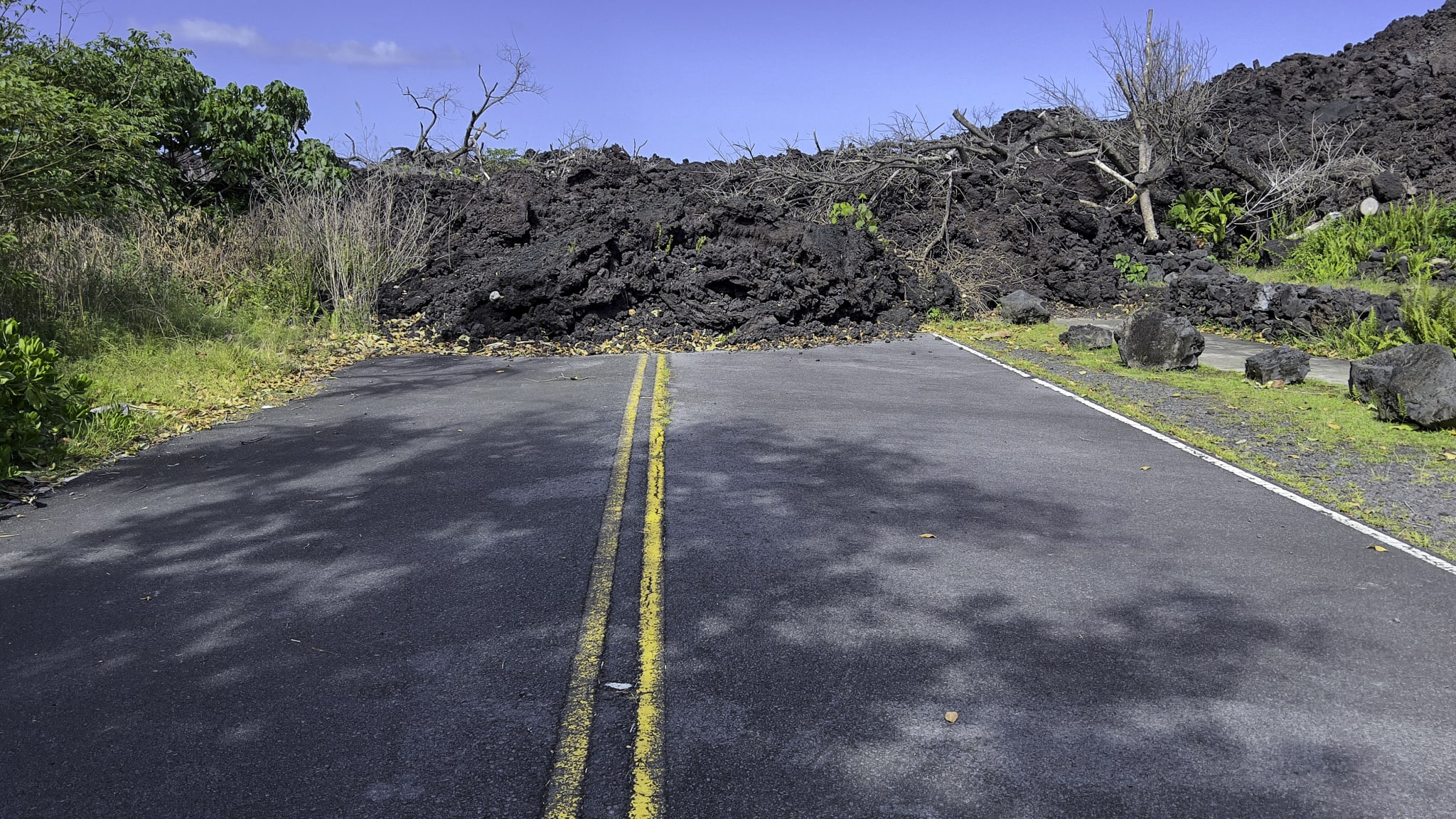 Versperrte Straße durch Vulkanausbruch, Hawaii © fitopardo/Moment via Getty Images