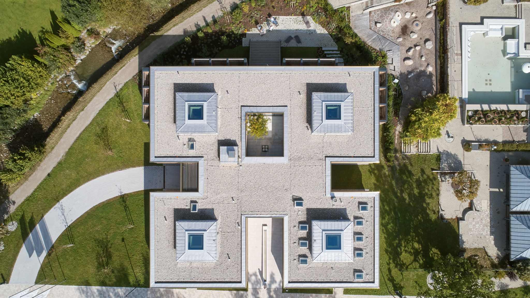 Blick auf ein quadratisches Gebäude