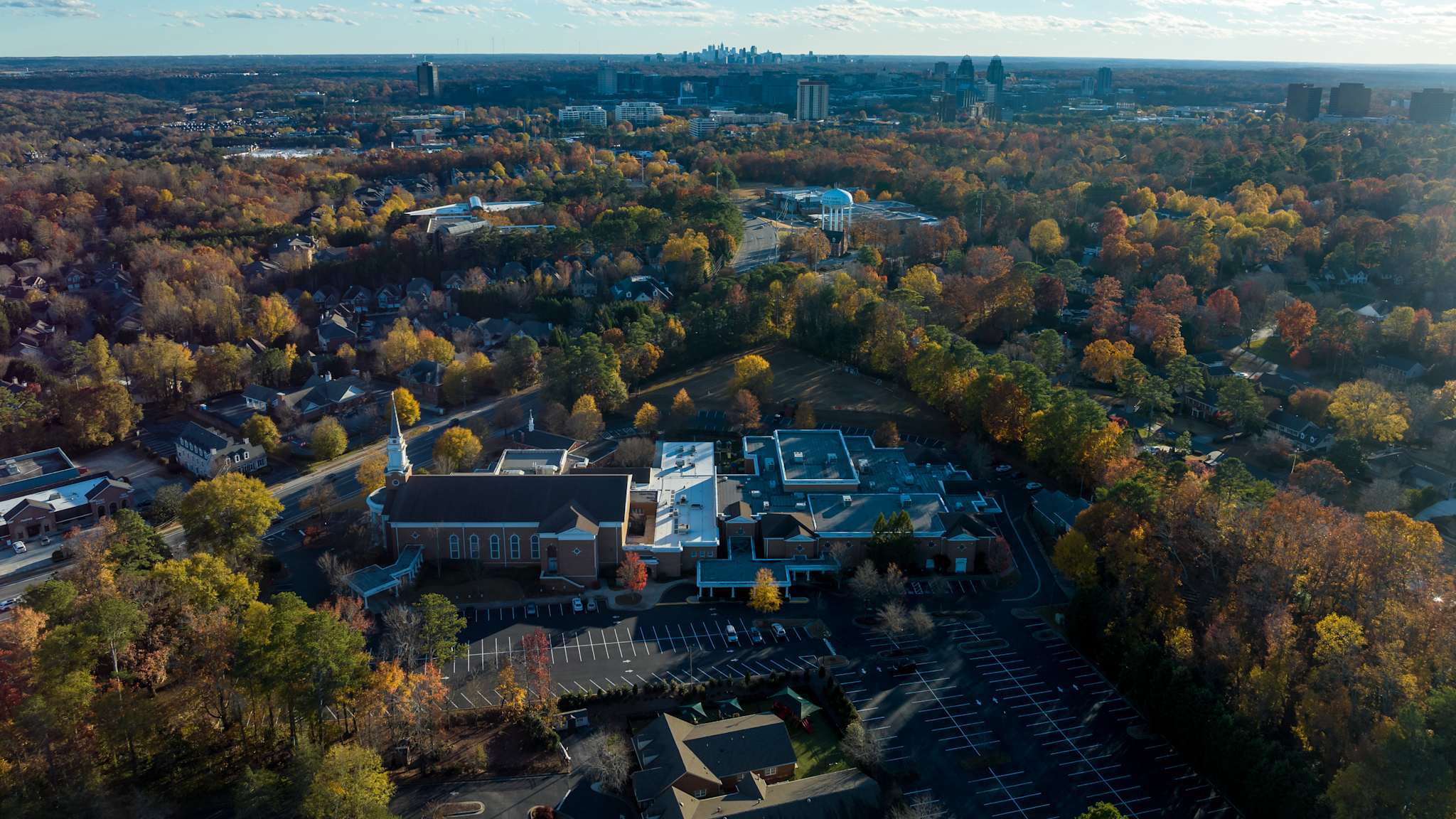 Blick von oben auf einen Vorort von Atlanta