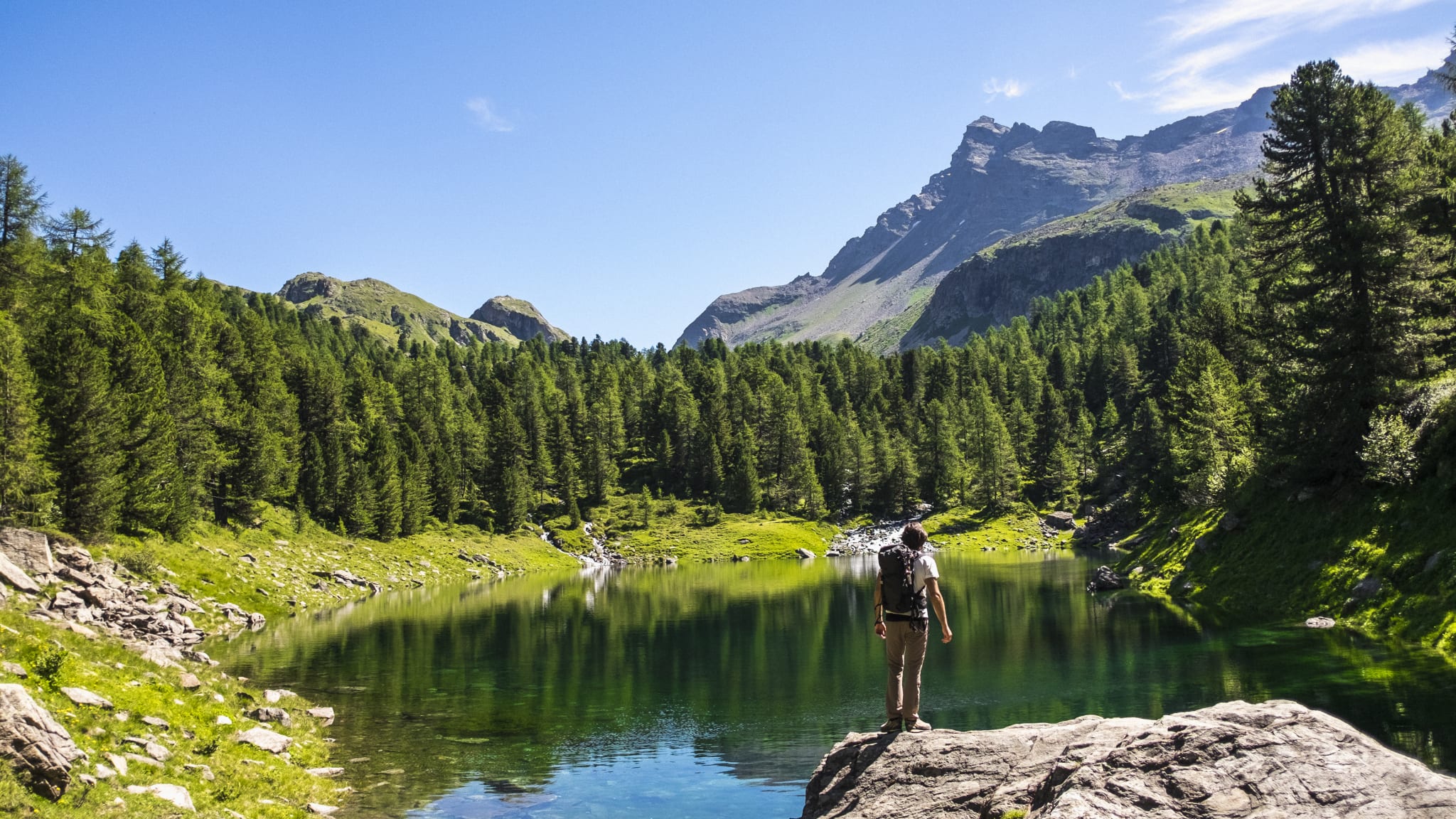 Wanderer und Bergsee im Hintergrund© deimagine/E+ via Getty Images