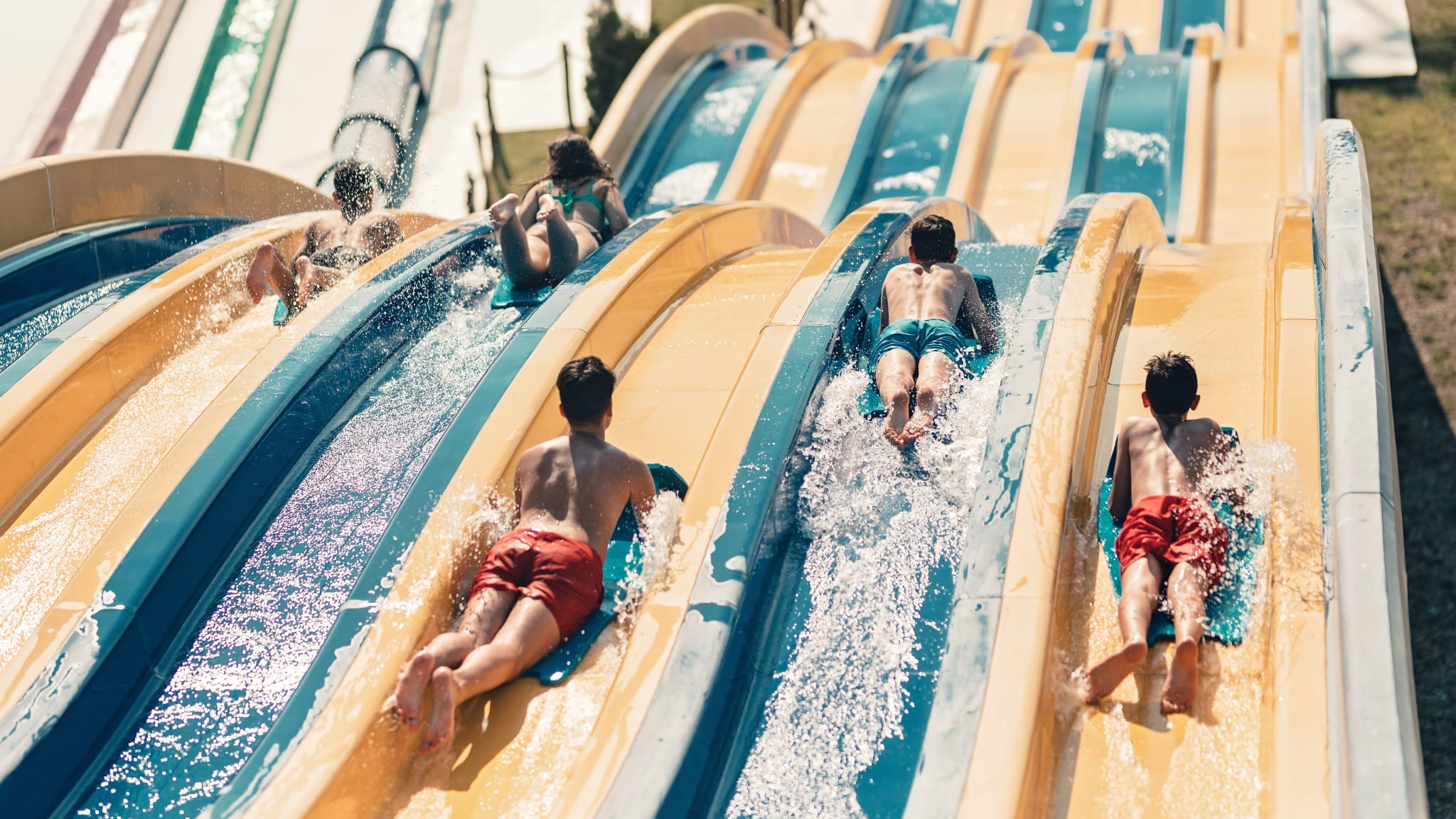 Ein toller Tag im Wasserpark Water World in Lloret © stock.adobe.com - Damian