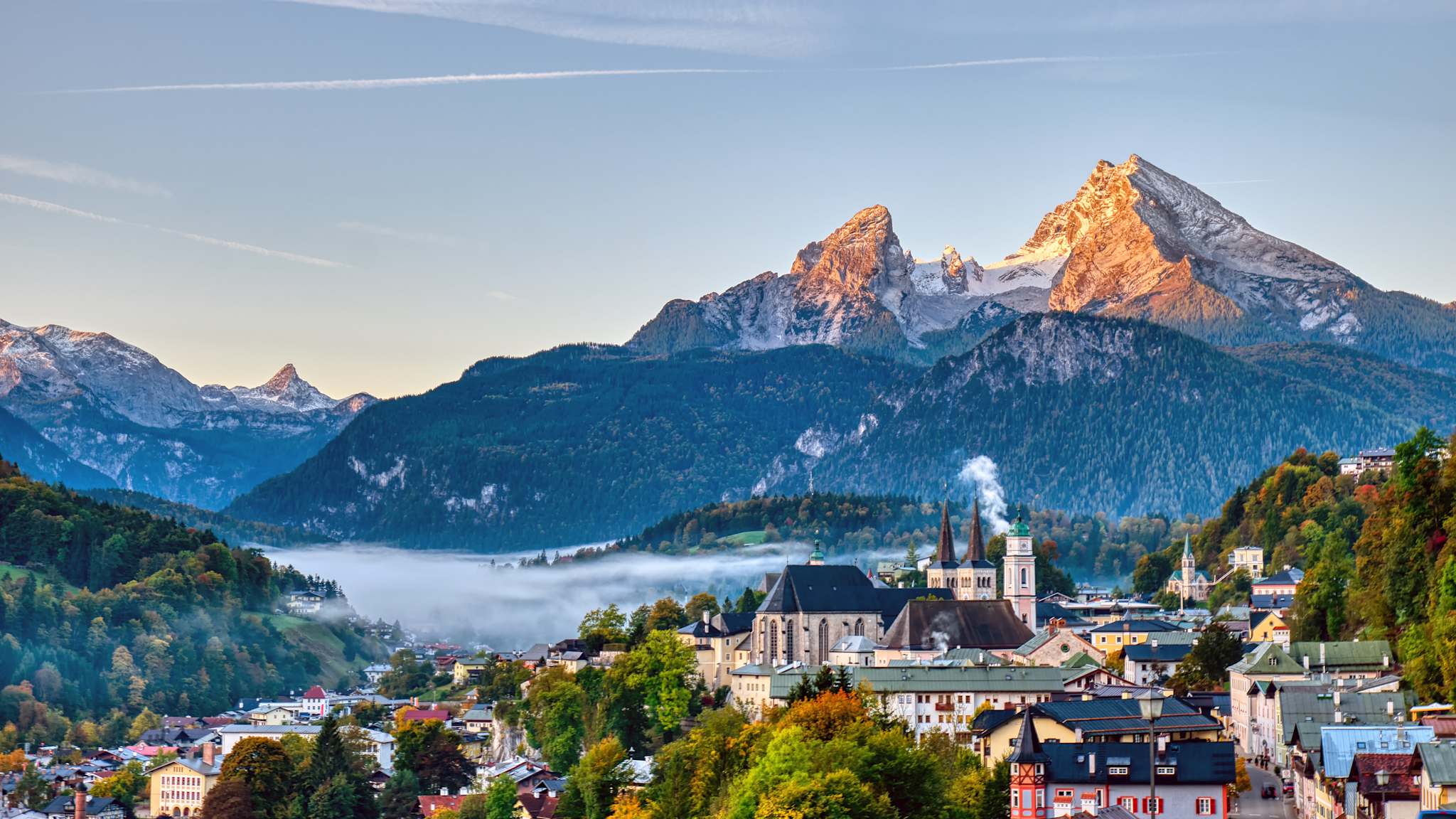Die Stadt Berchtesgaden vor den Alpen und Berg Watzmann.