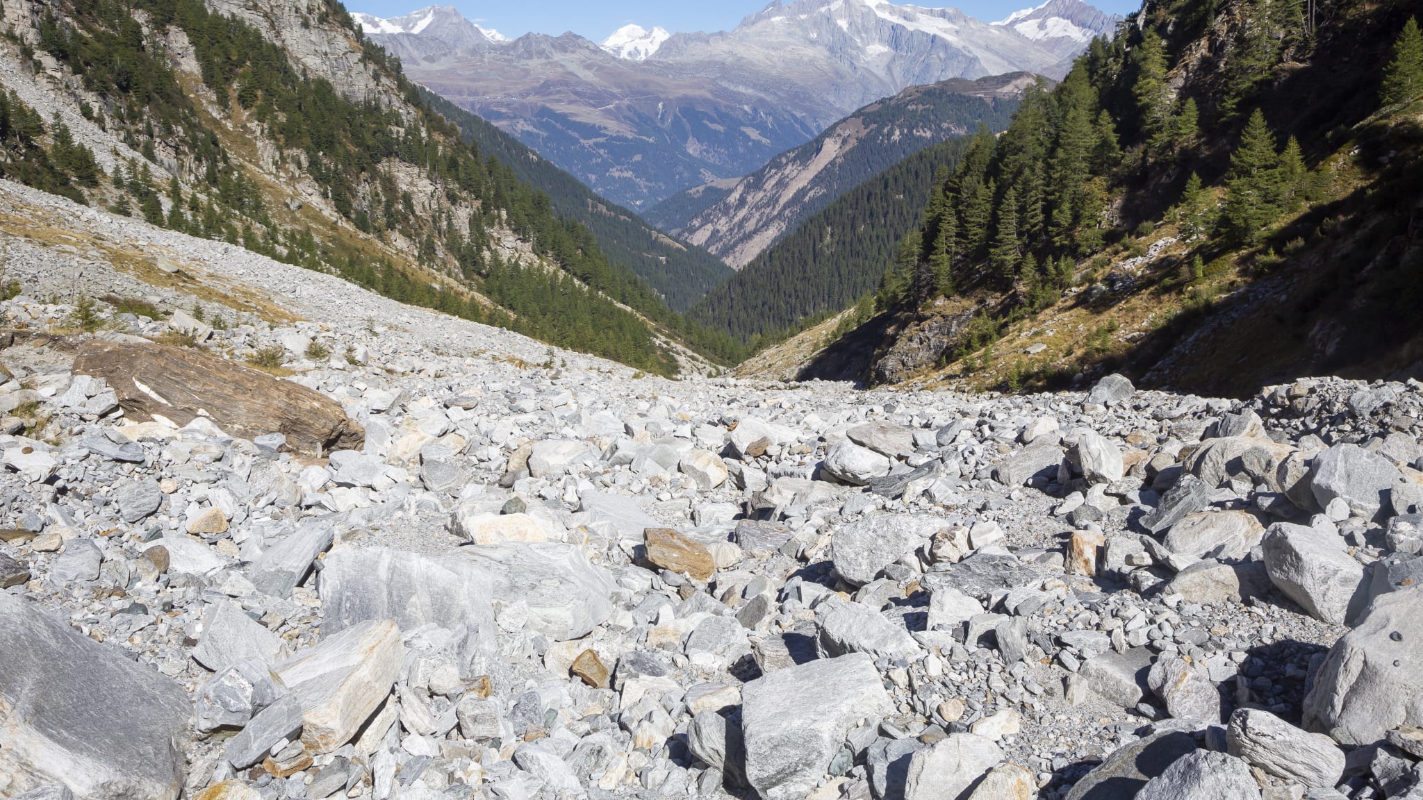 Weg zum Chriegalppass Binntal©AlbyDeTweede/iStock / Getty Images Plus via Getty Images