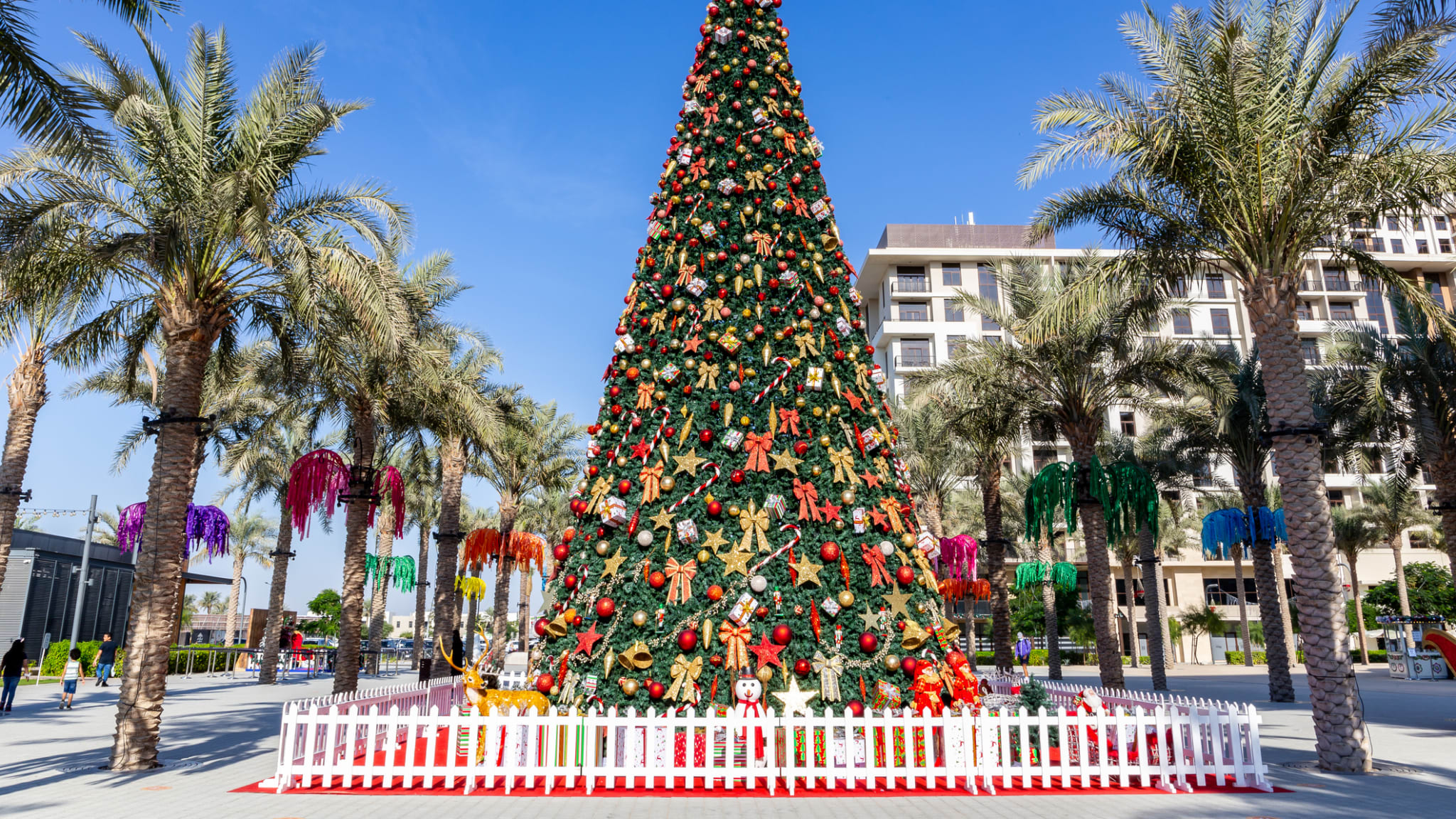 Weihnachtsbaum im Town Square Park, Dubai © iStock.com/Aleksandra Tokarz