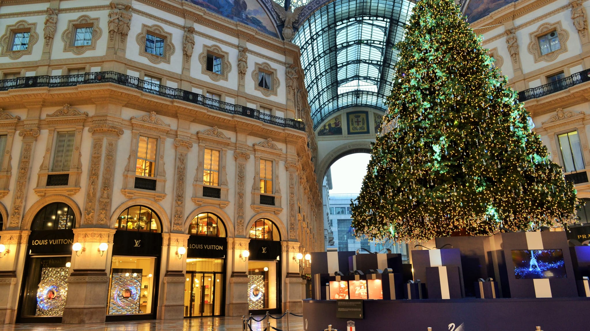 Weihnachtsbaum in Mailand © Nadiamik/iStock Editorial / Getty Images Plus via Getty Images