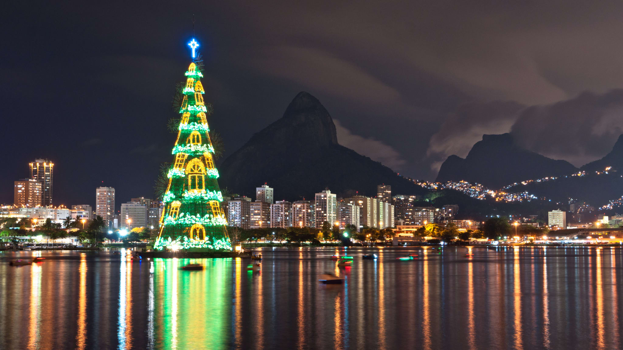 Weihnachtsbaum in Rio de Janeiro © iStock.com/dabldy