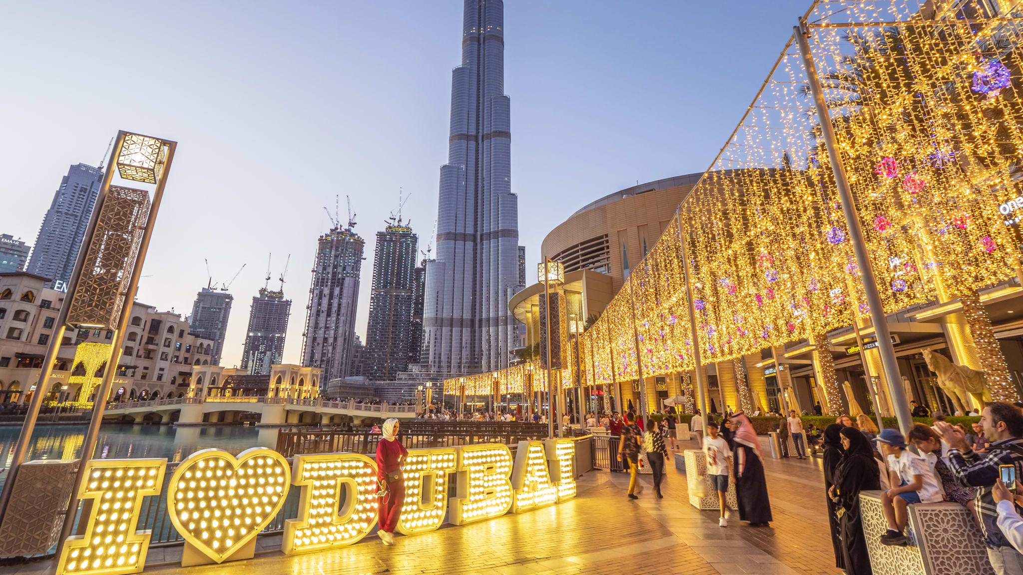 Weihnachtsbeleuchtung in Dubai © iStock.com/Marcio Silva