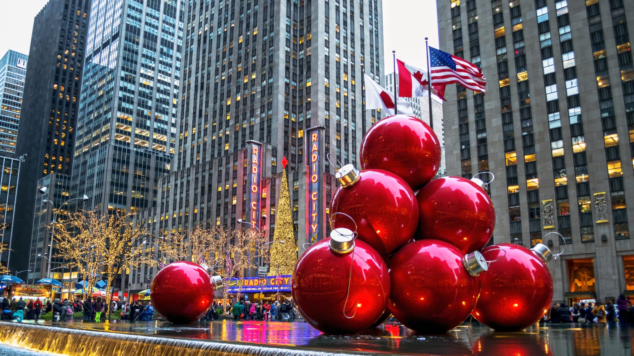 Weihnachtsdekorationen in Manhattan, New York © iStock.com/andykazie