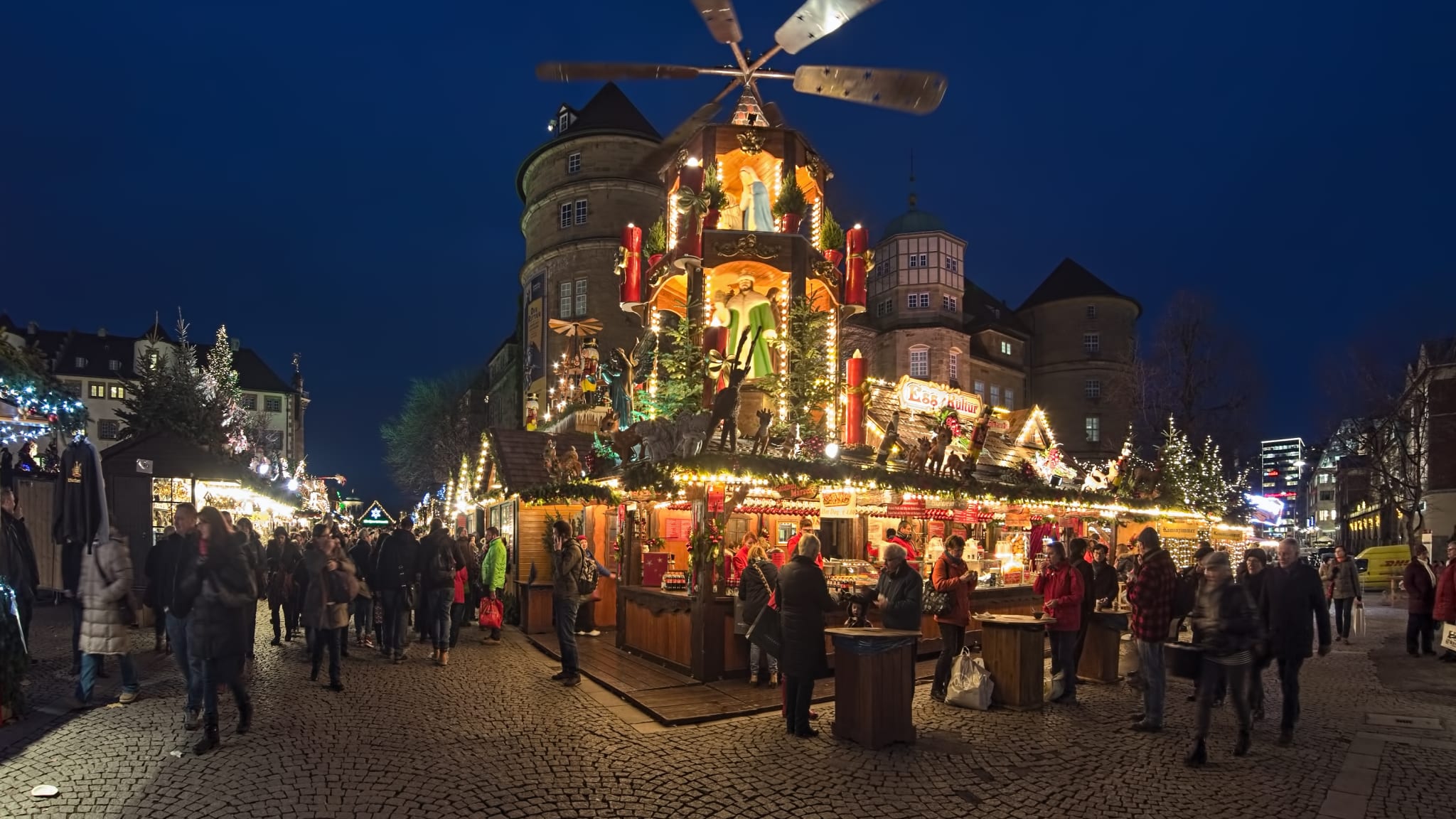 Stuttgarter Weihnachtsmarkt, Baden-Württemberg ©iStock.com/klug-photo
