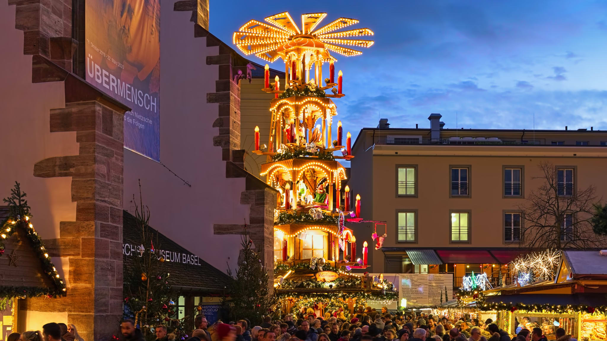 Weihnachtsmarkt am Barfusserplatz in Basel © iStock.com/klug-photo