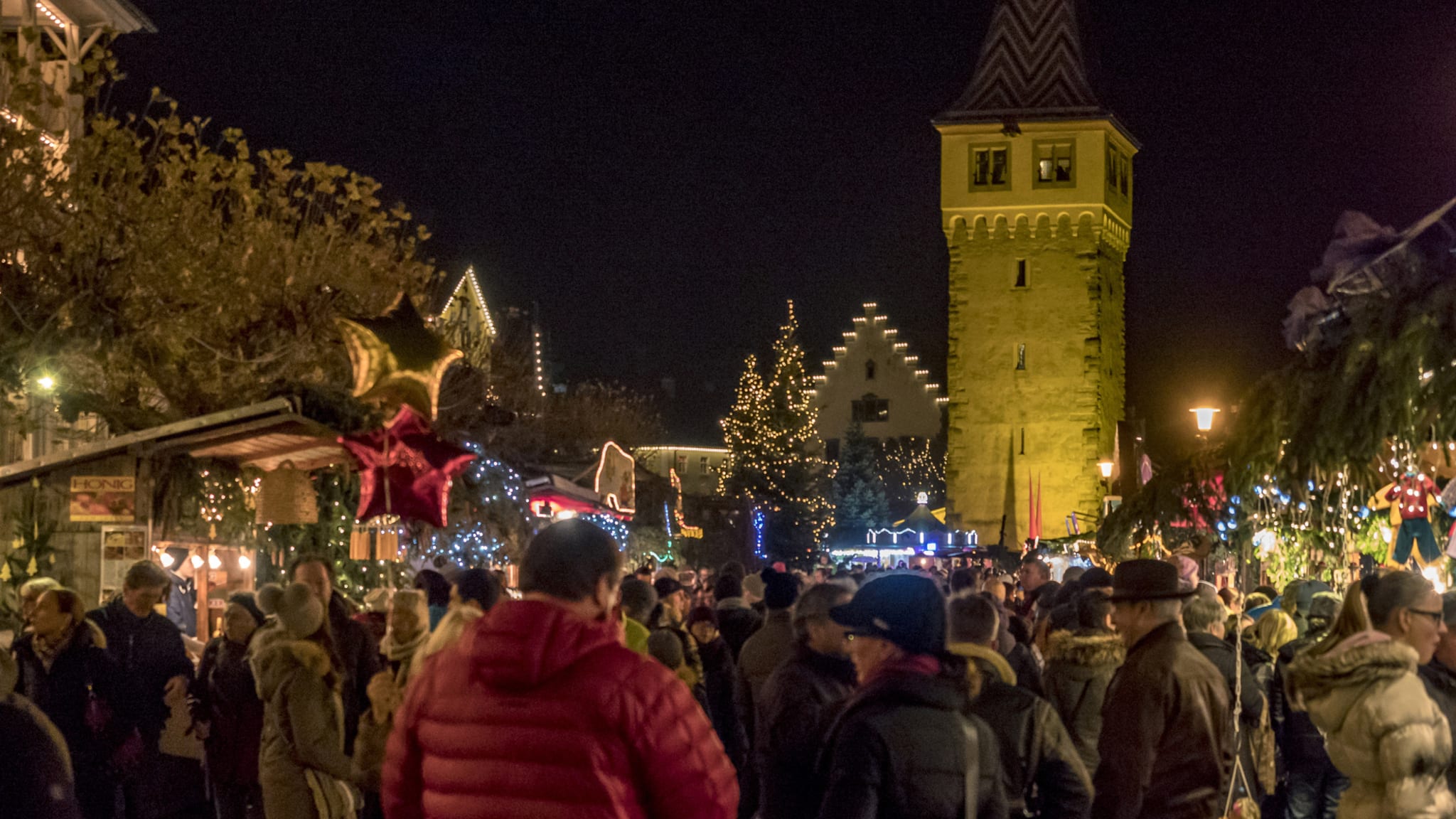 Weihnachtsmarkt in Lindau am Bodensee, Deutschland ©iStock.com/pwmotion