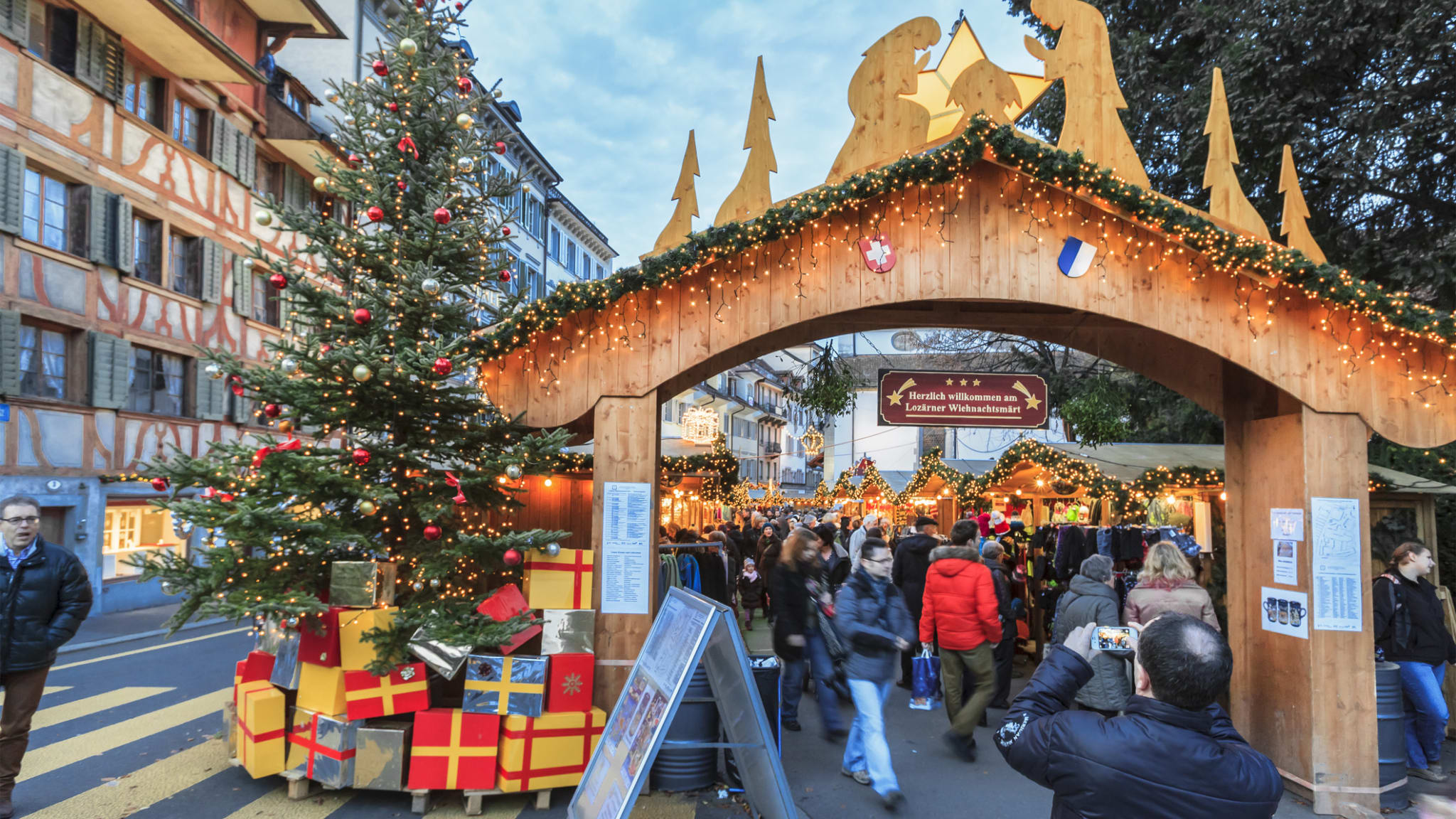 Weihnachtsmarkt in Luzern, Schweiz © iStock.com/Flavio Vallenari